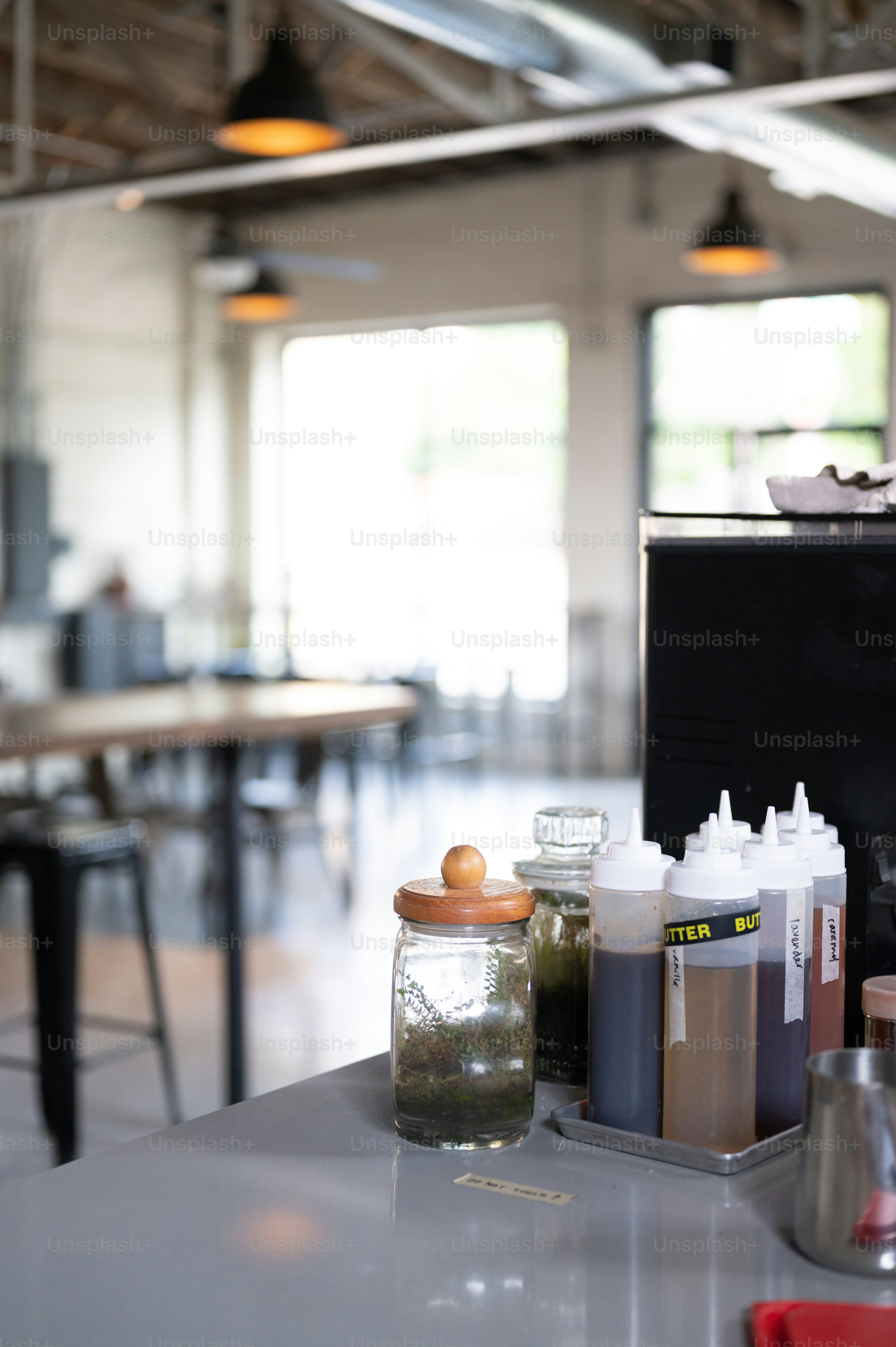 una mesa que tiene algunas botellas