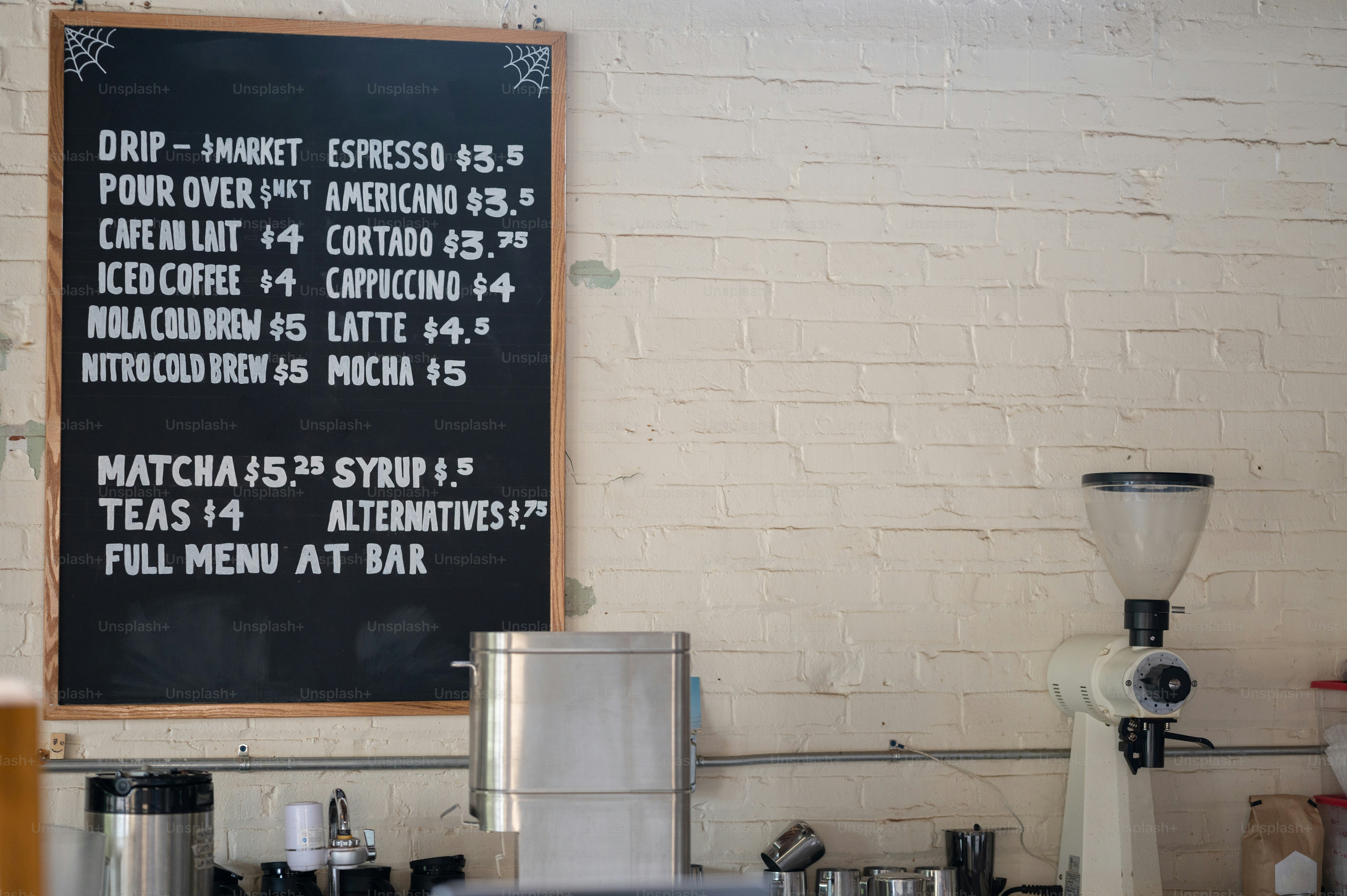 Un menú en una pizarra en un restaurante