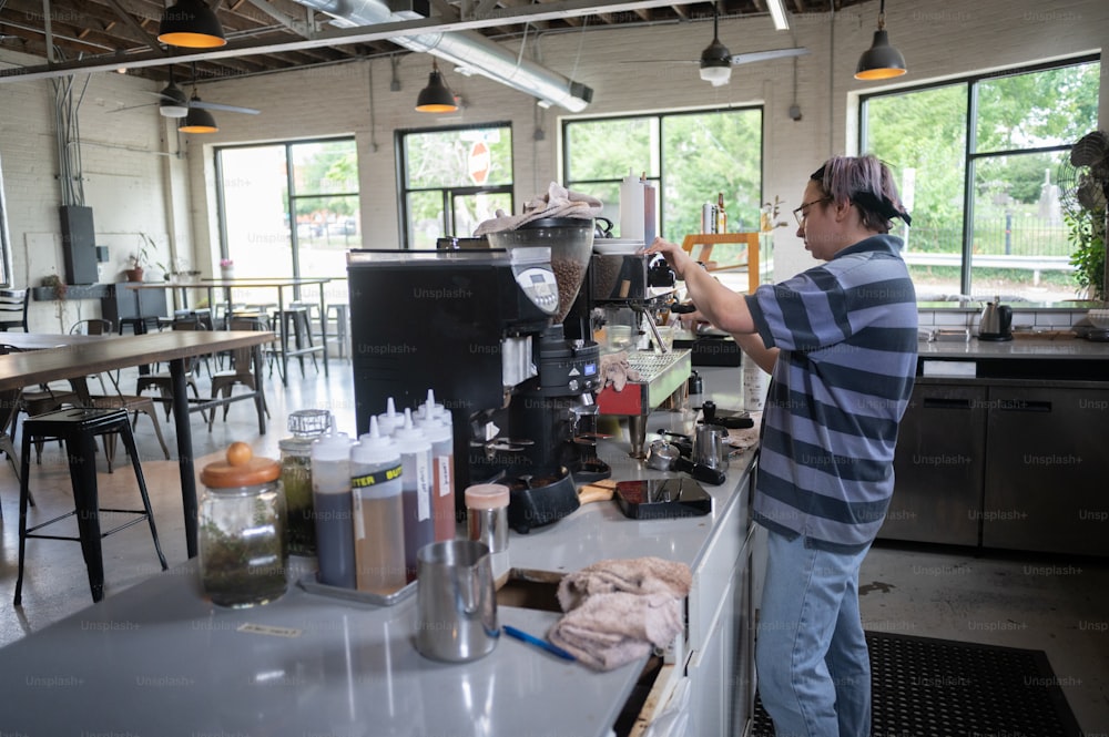 Un homme debout devant une cafetière