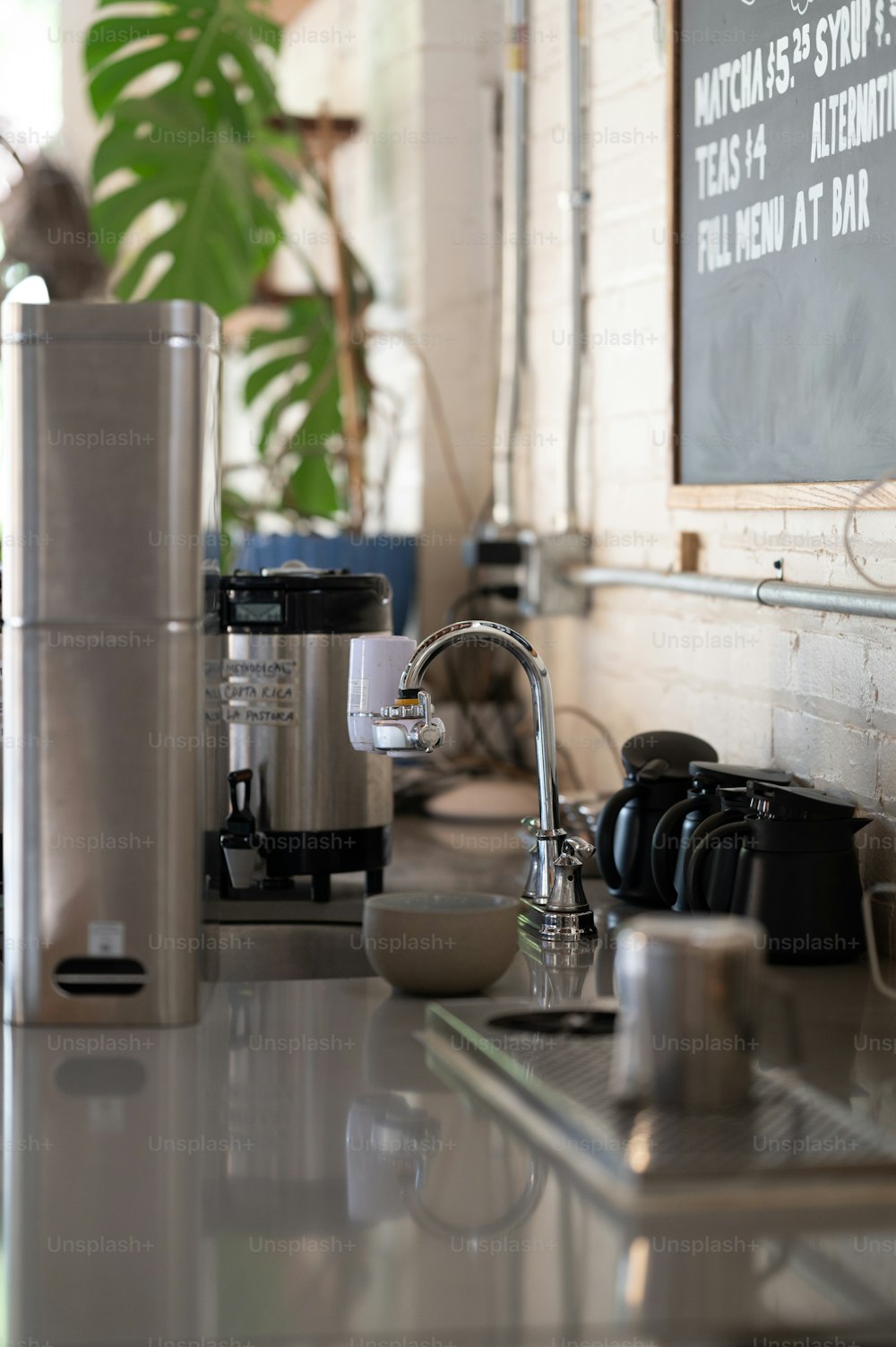un bancone della cucina con una caffettiera e un frullatore