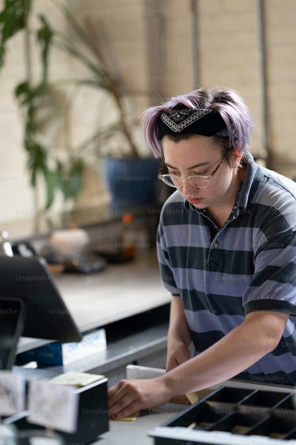 Un hombre con cabello morado está trabajando en una computadora