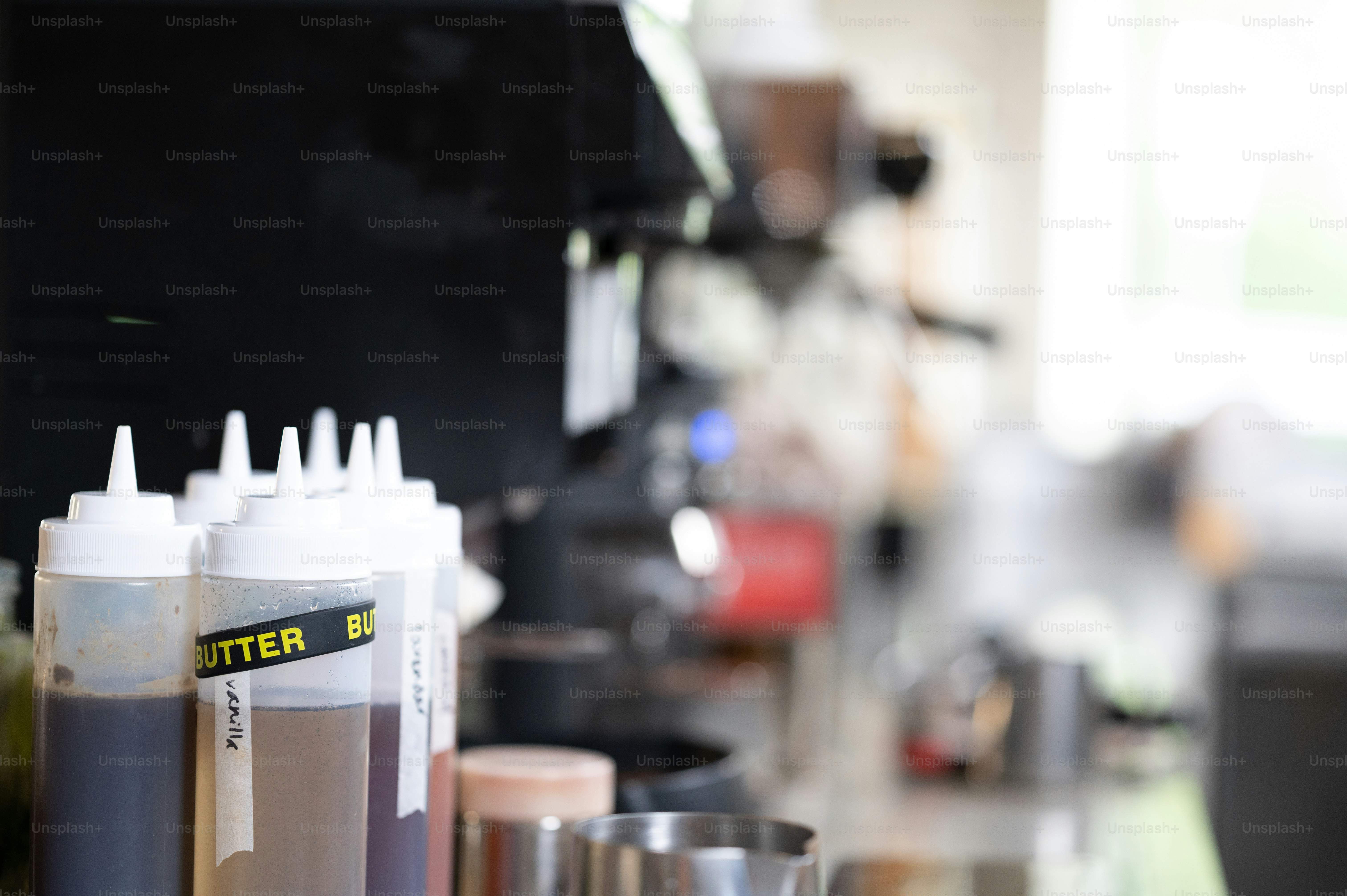 Un mostrador de cocina cubierto con muchas botellas de líquido