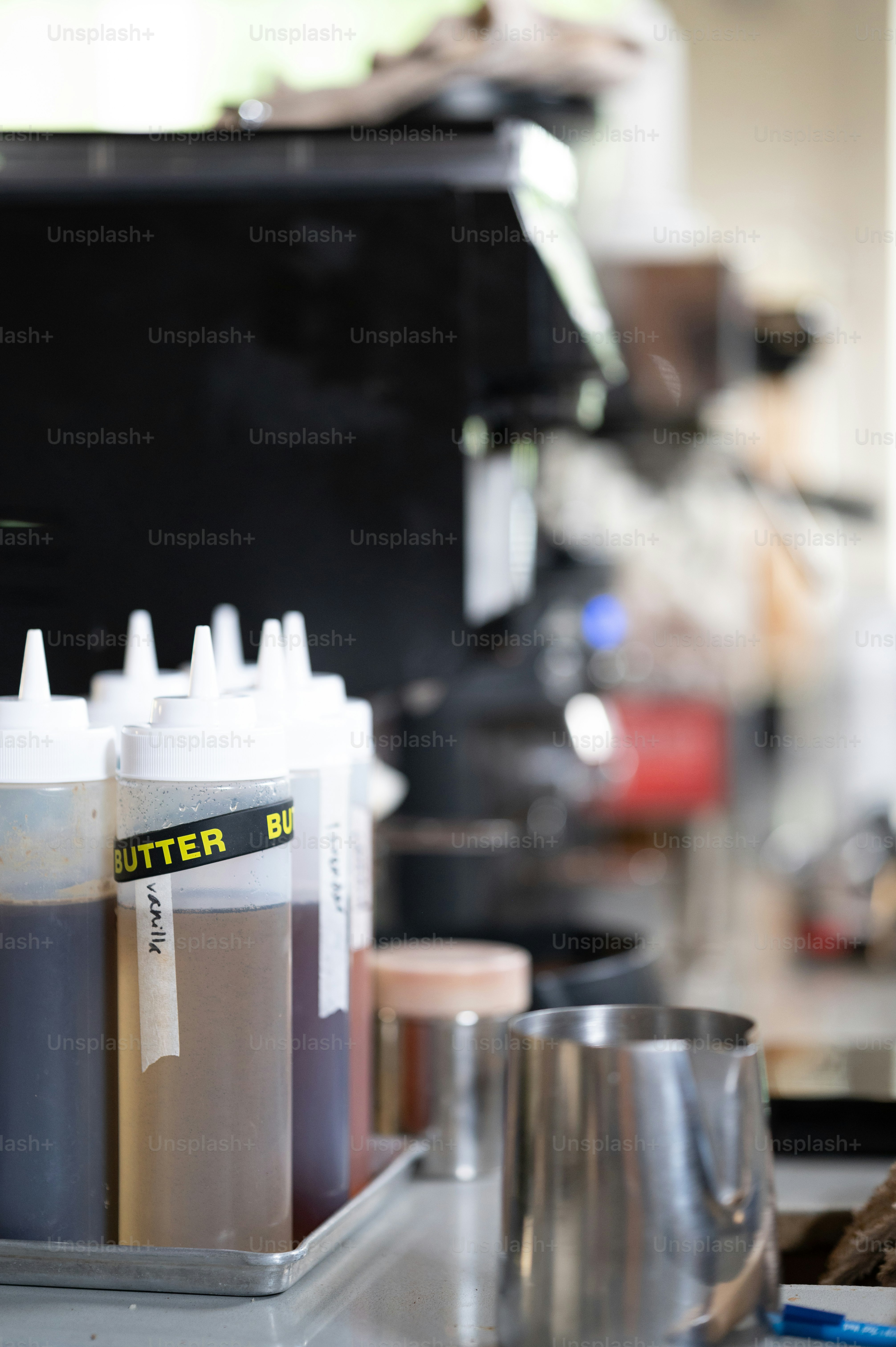 un mostrador de cocina con una bandeja de comida y tazas