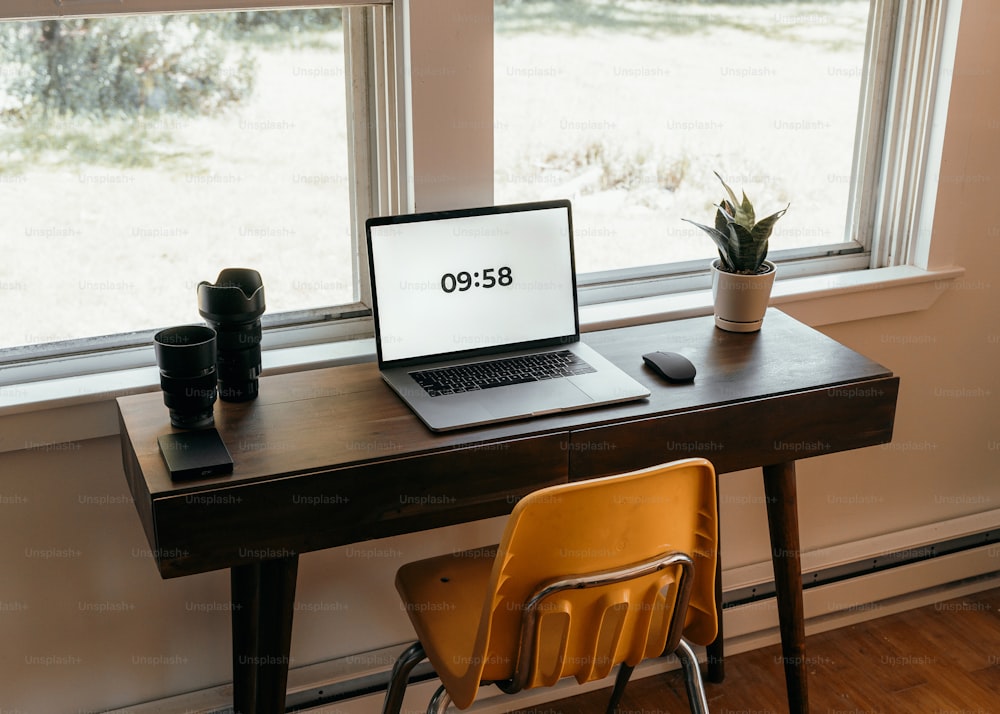 Ein Laptop, der auf einem hölzernen Schreibtisch sitzt