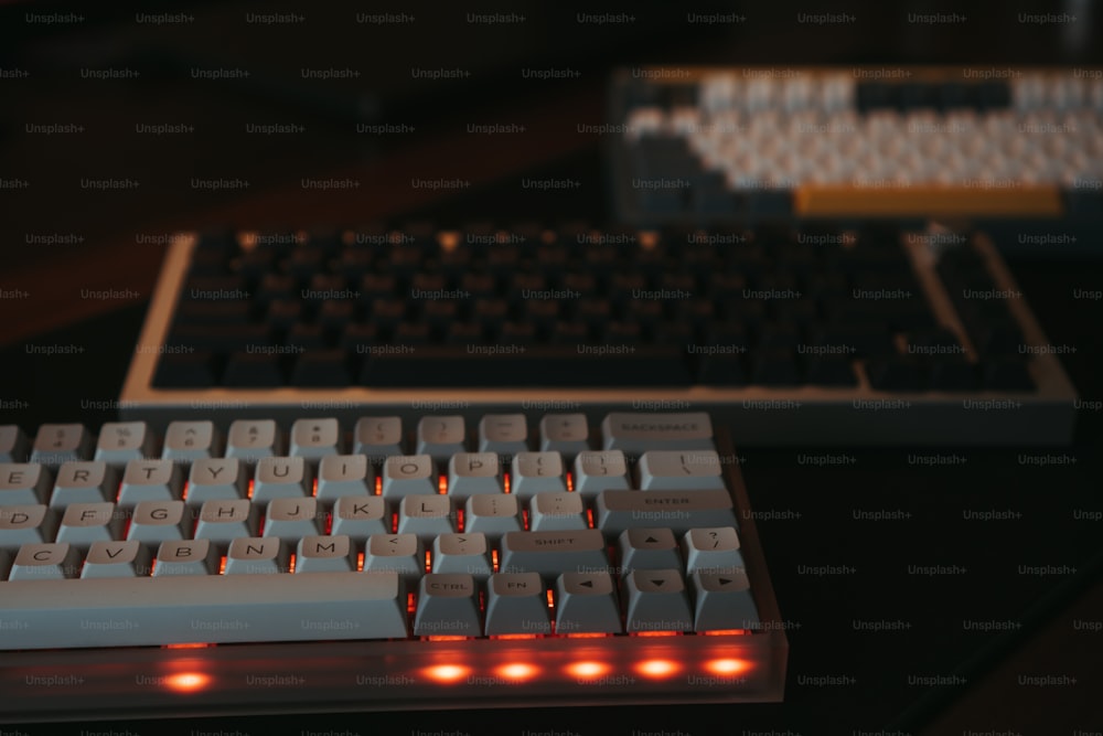 um close up de um teclado e um mouse