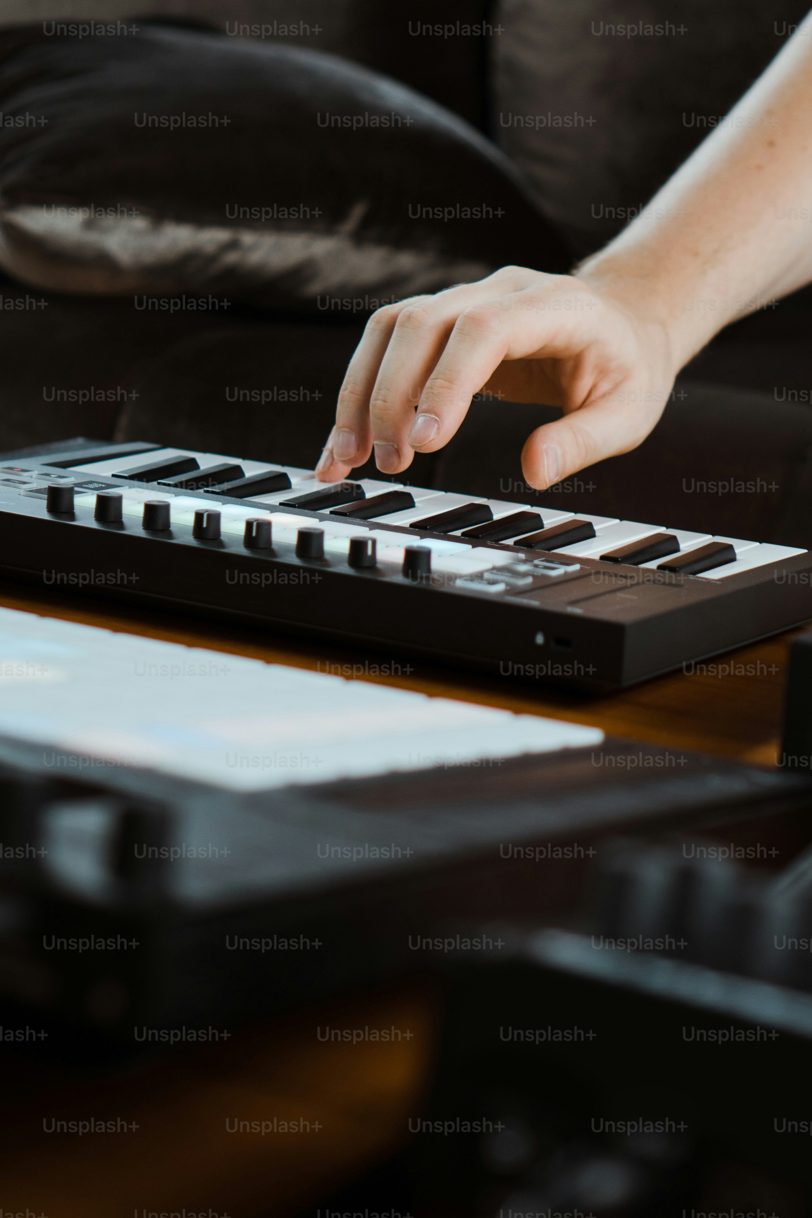 seseorang menggunakan keyboard di atas meja