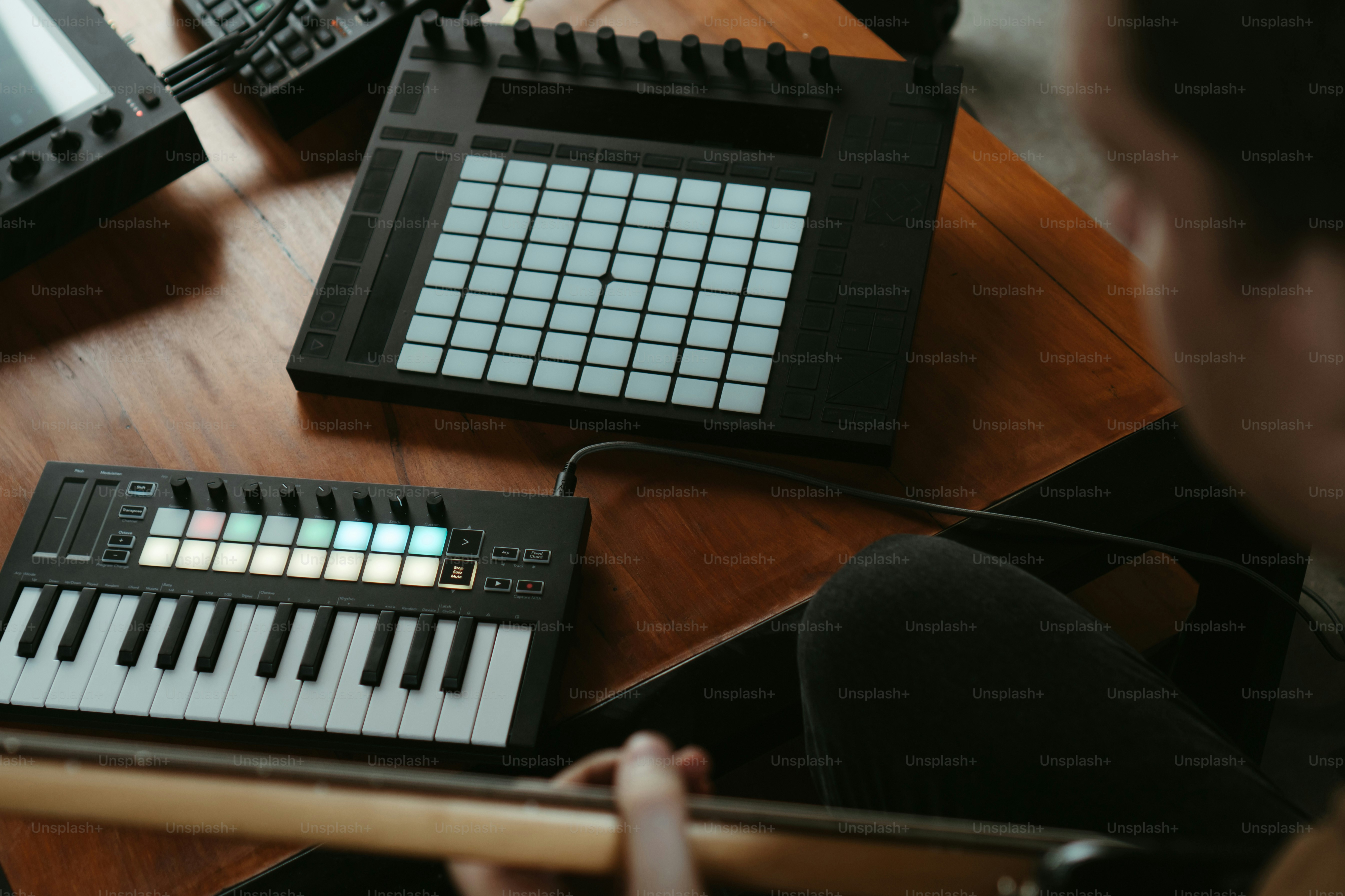 seseorang yang duduk di meja dengan keyboard