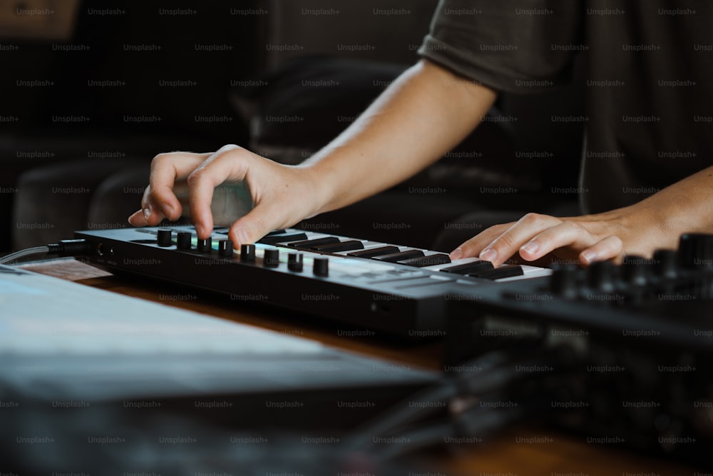 uma pessoa digitando em um teclado com as mãos