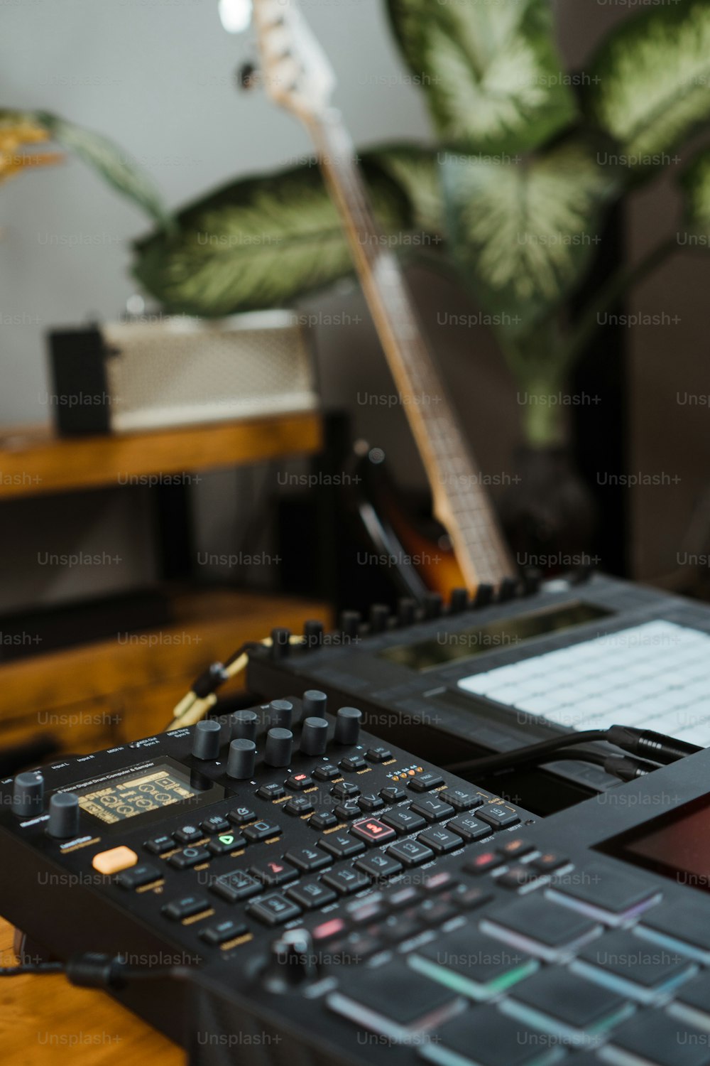 um teclado e uma guitarra sentam-se sobre uma mesa