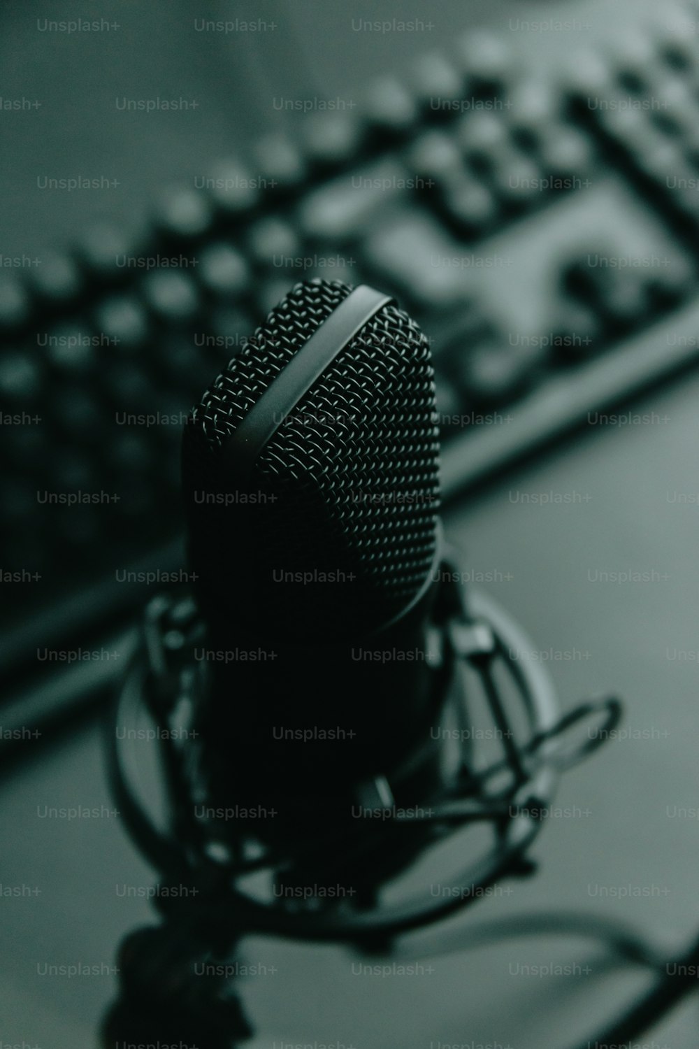 um microfone sentado em cima de uma mesa ao lado de um teclado