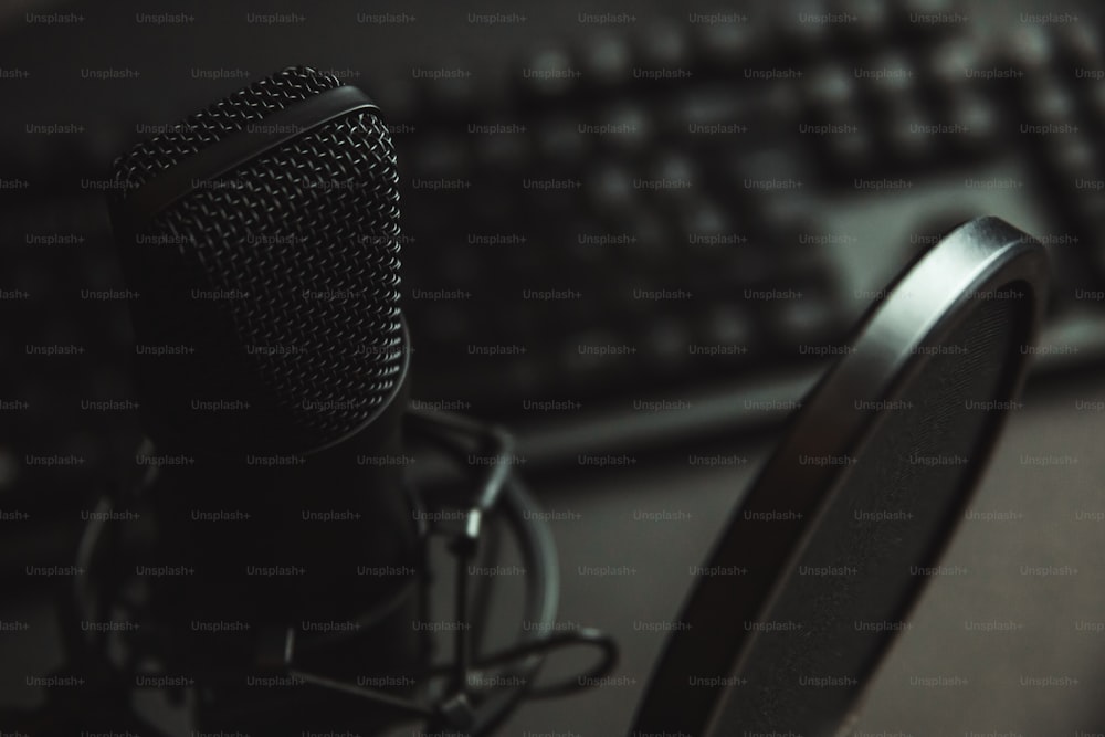 Un micrófono sentado junto al teclado de una computadora