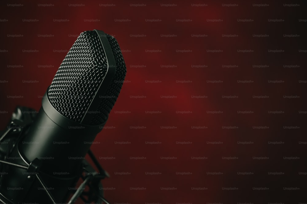 um close up de um microfone com um fundo vermelho