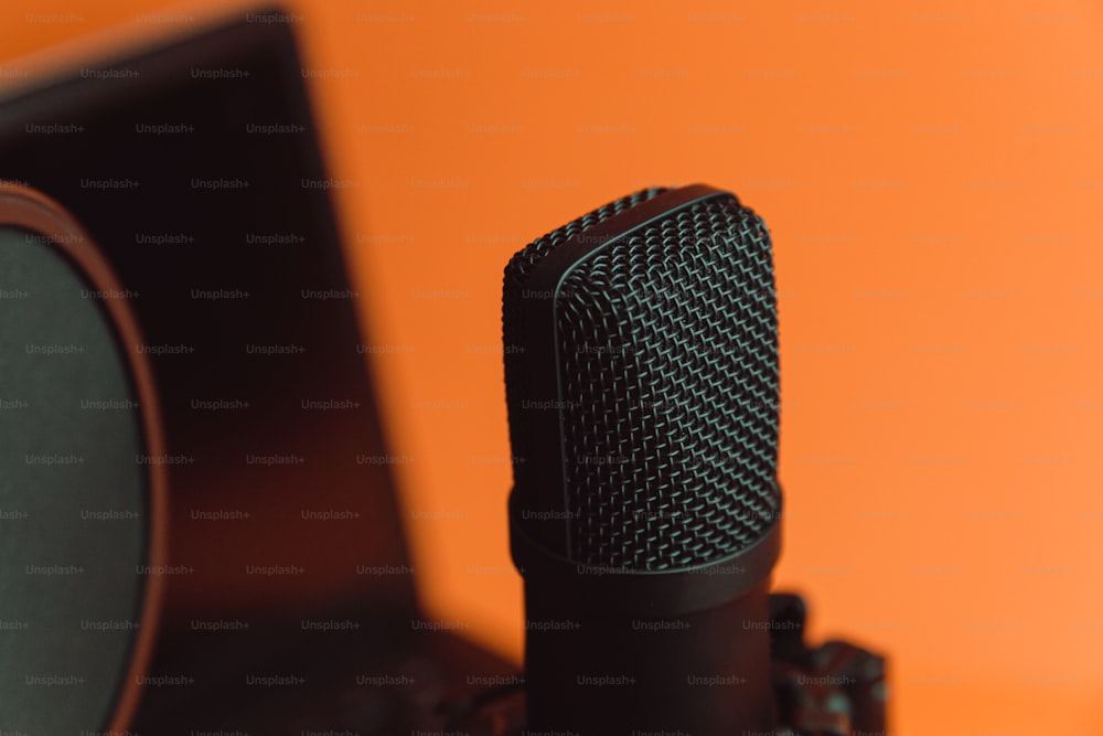 Eine Nahaufnahme eines Mikrofons auf einem Schreibtisch
