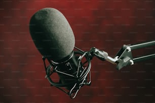 Eine Nahaufnahme eines Mikrofons mit rotem Hintergrund