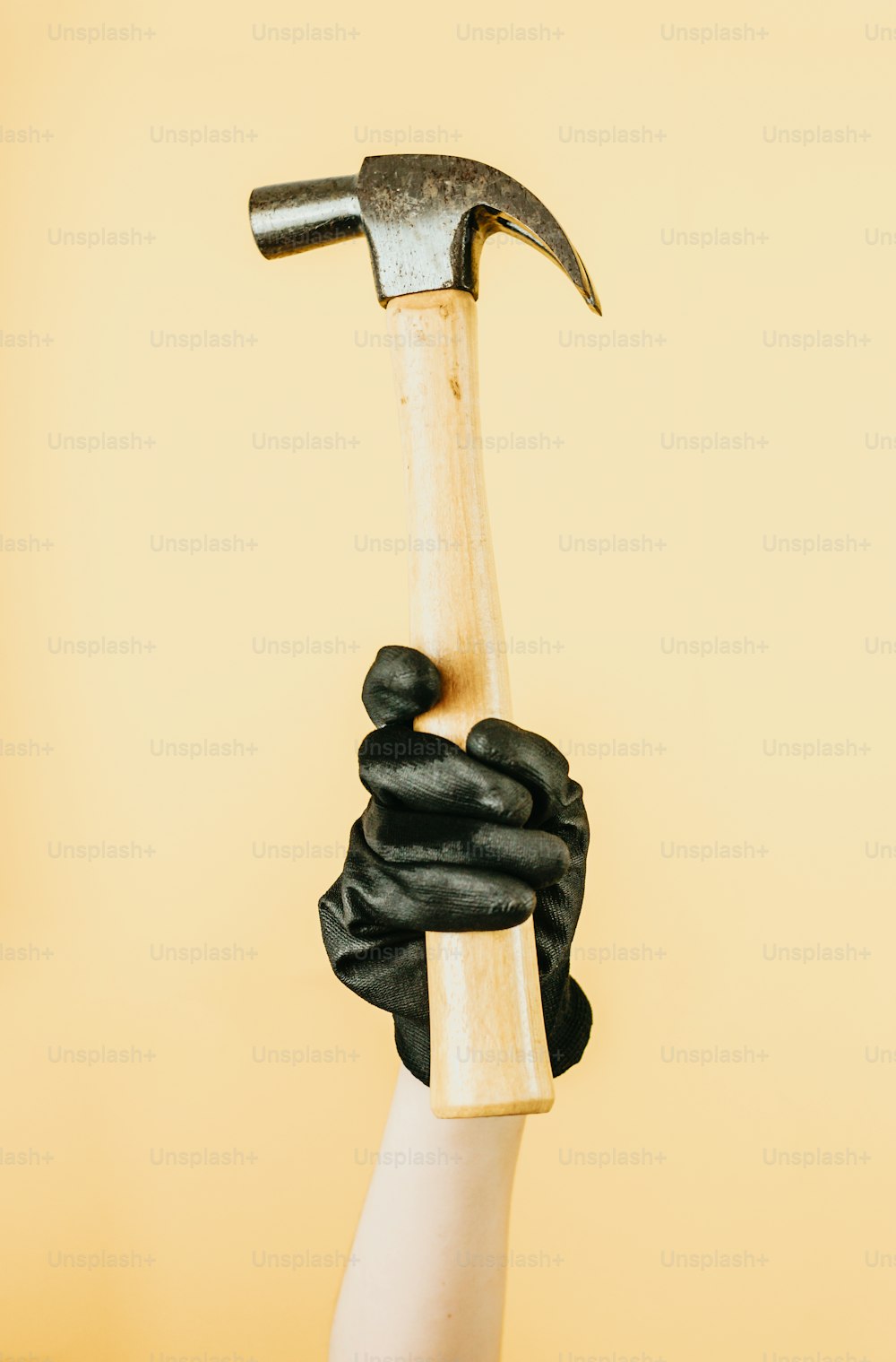 une personne tenant un marteau à la main