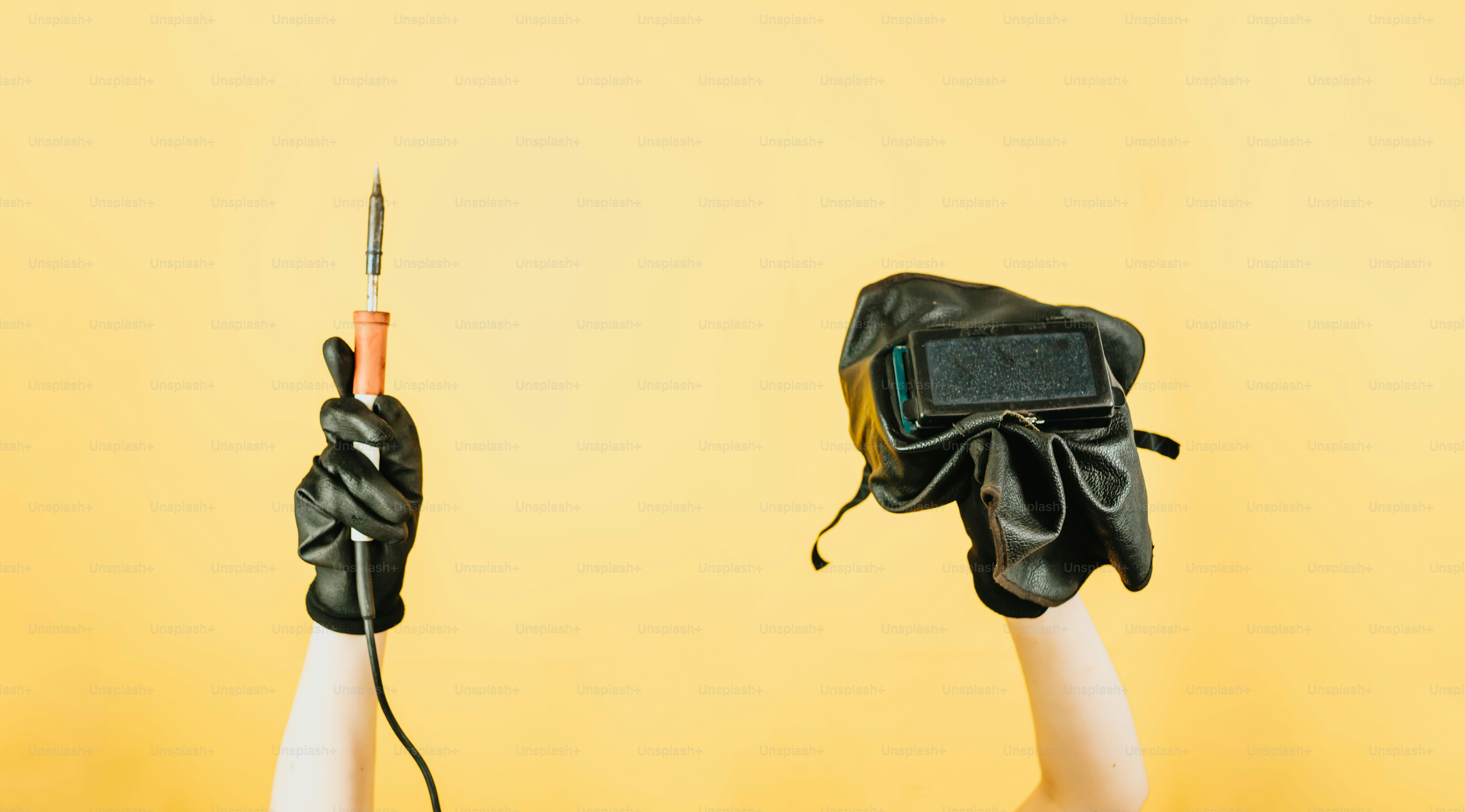 una mano enguantada sosteniendo un pequeño dispositivo electrónico