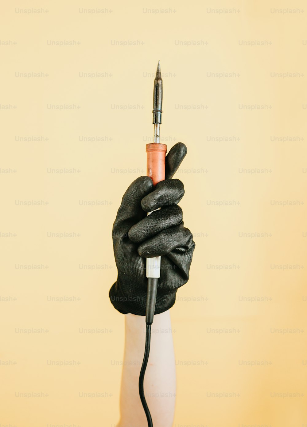 una mano en un guante sosteniendo un bolígrafo