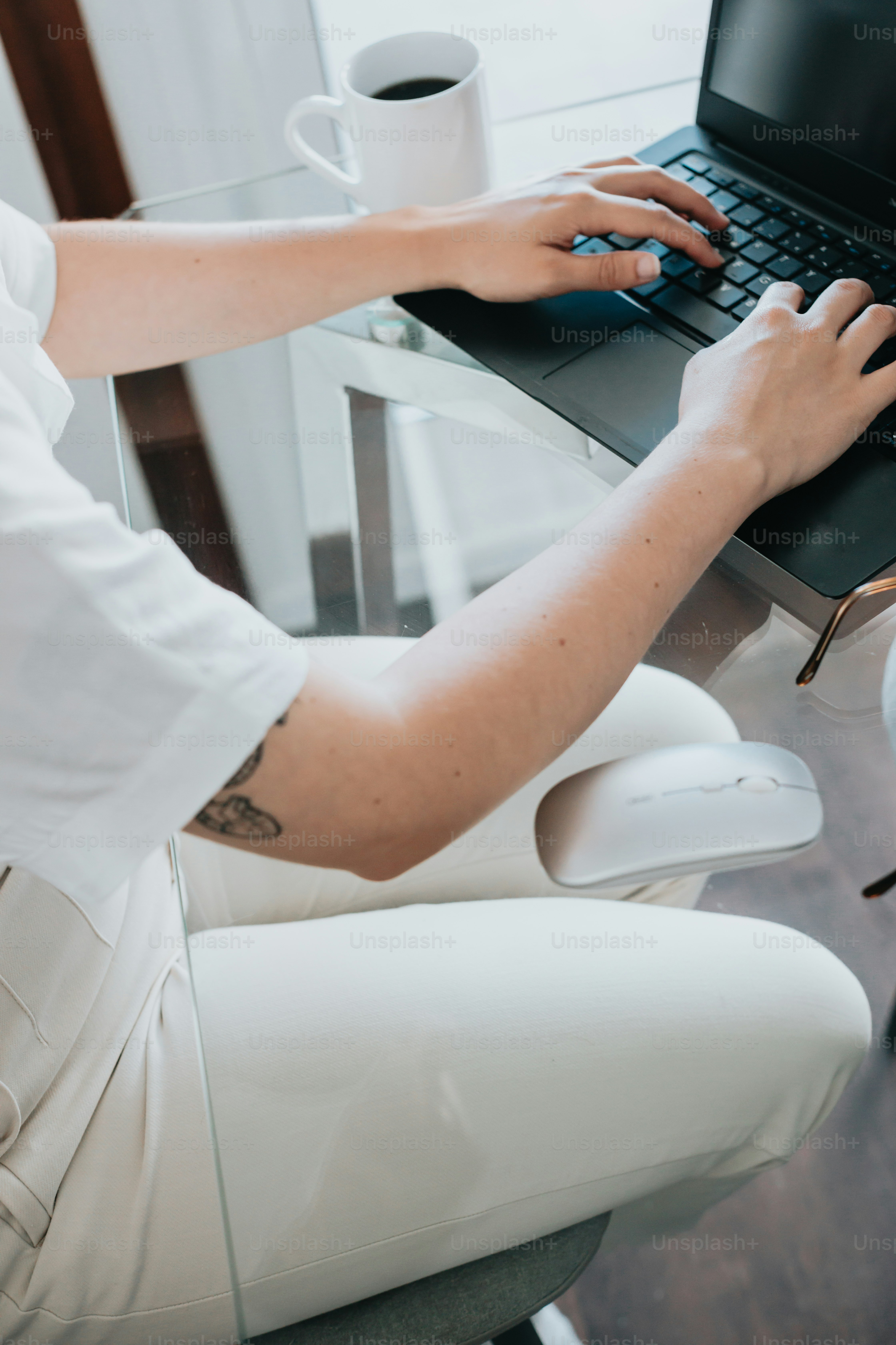 Una persona sentada en una mesa con una computadora portátil