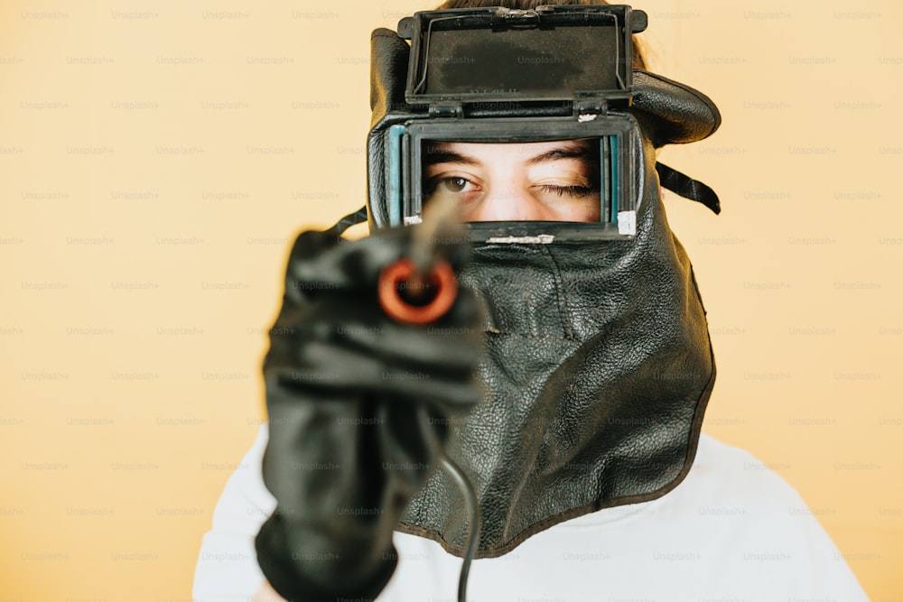 uma pessoa usando máscara e segurando uma arma