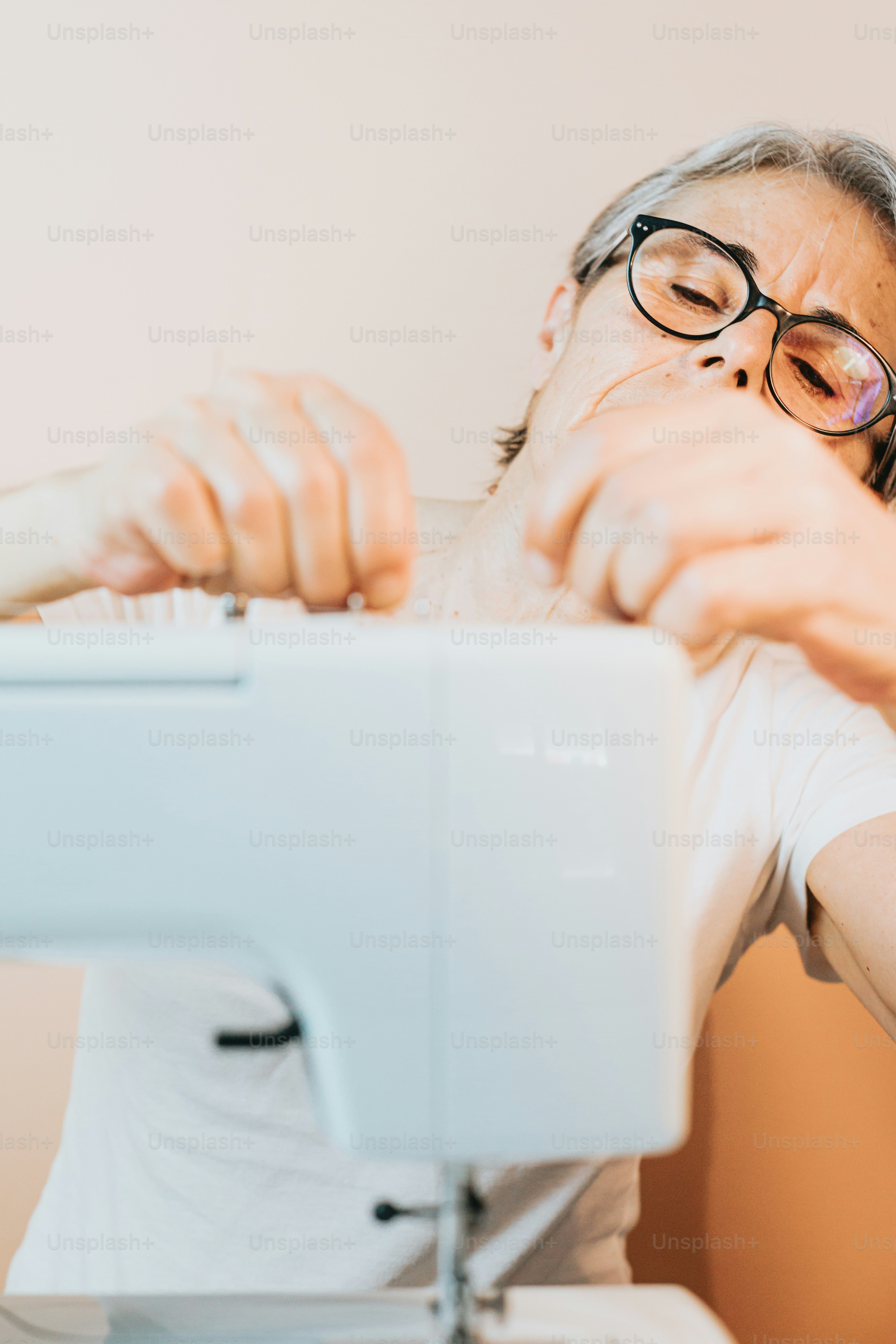 Un uomo che indossa gli occhiali sta usando un computer