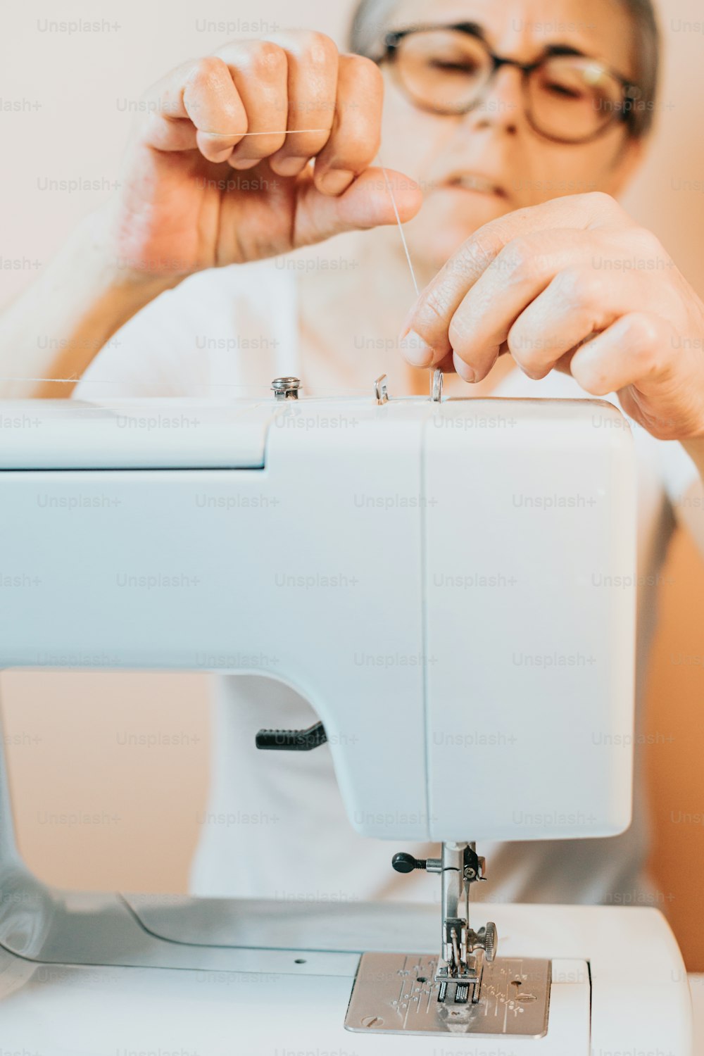 uma mulher está usando uma máquina de costura para costurar