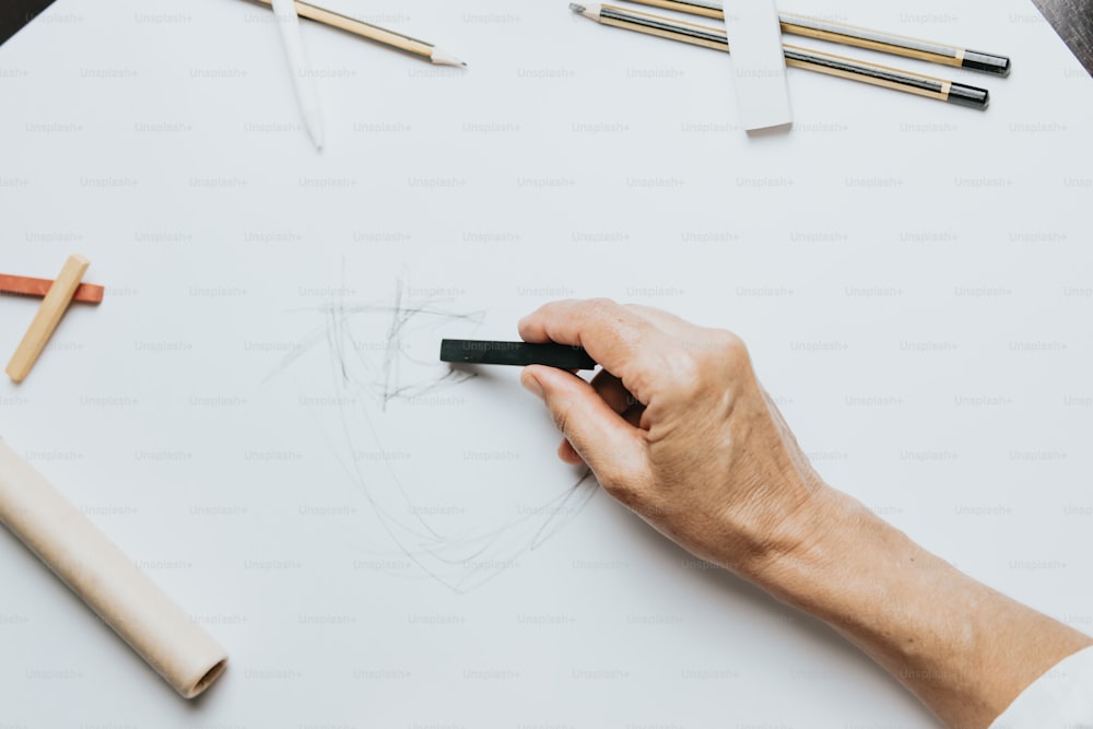 Una persona está dibujando en un pedazo de papel