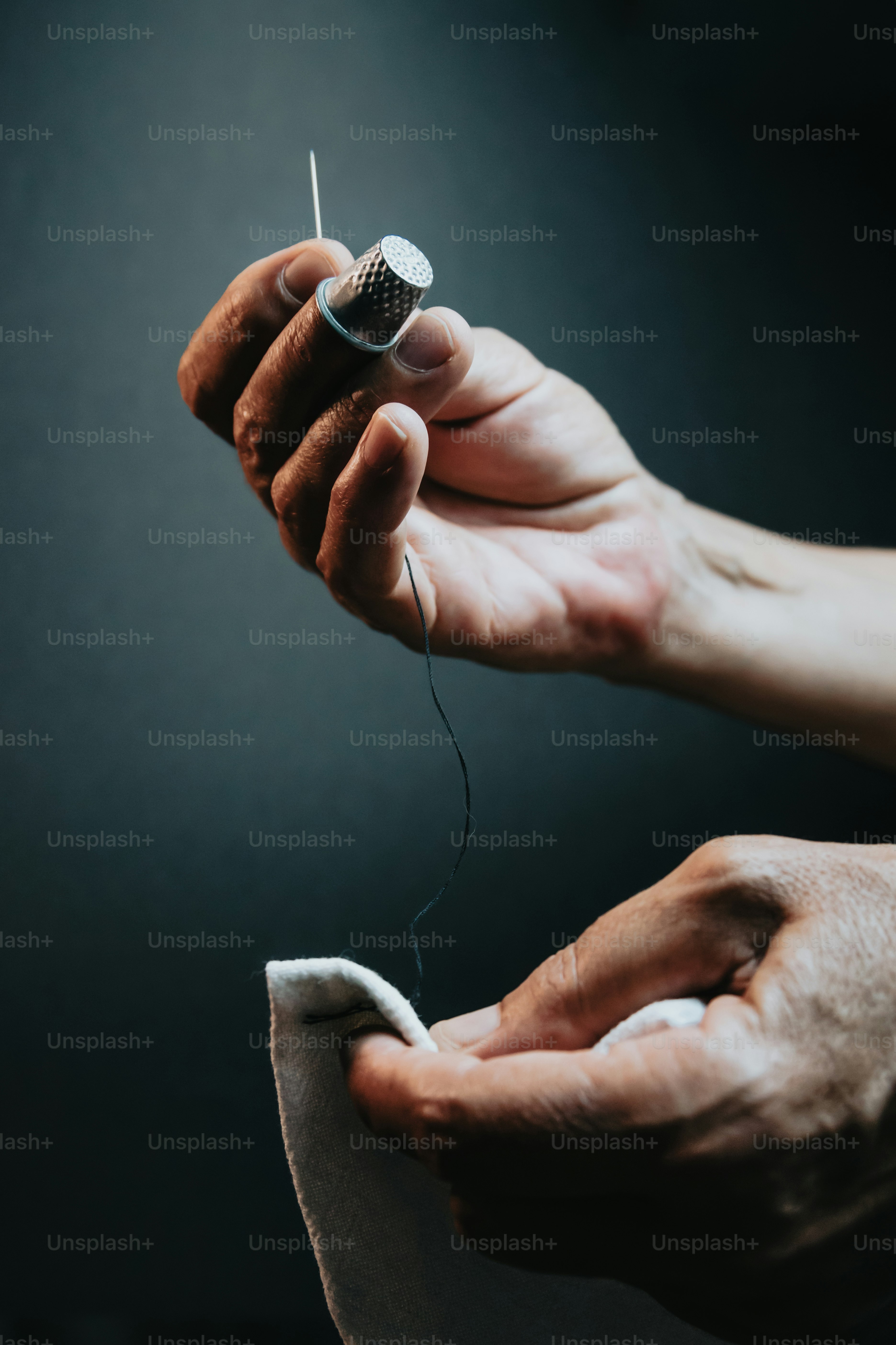 uma pessoa segurando um cigarro na mão