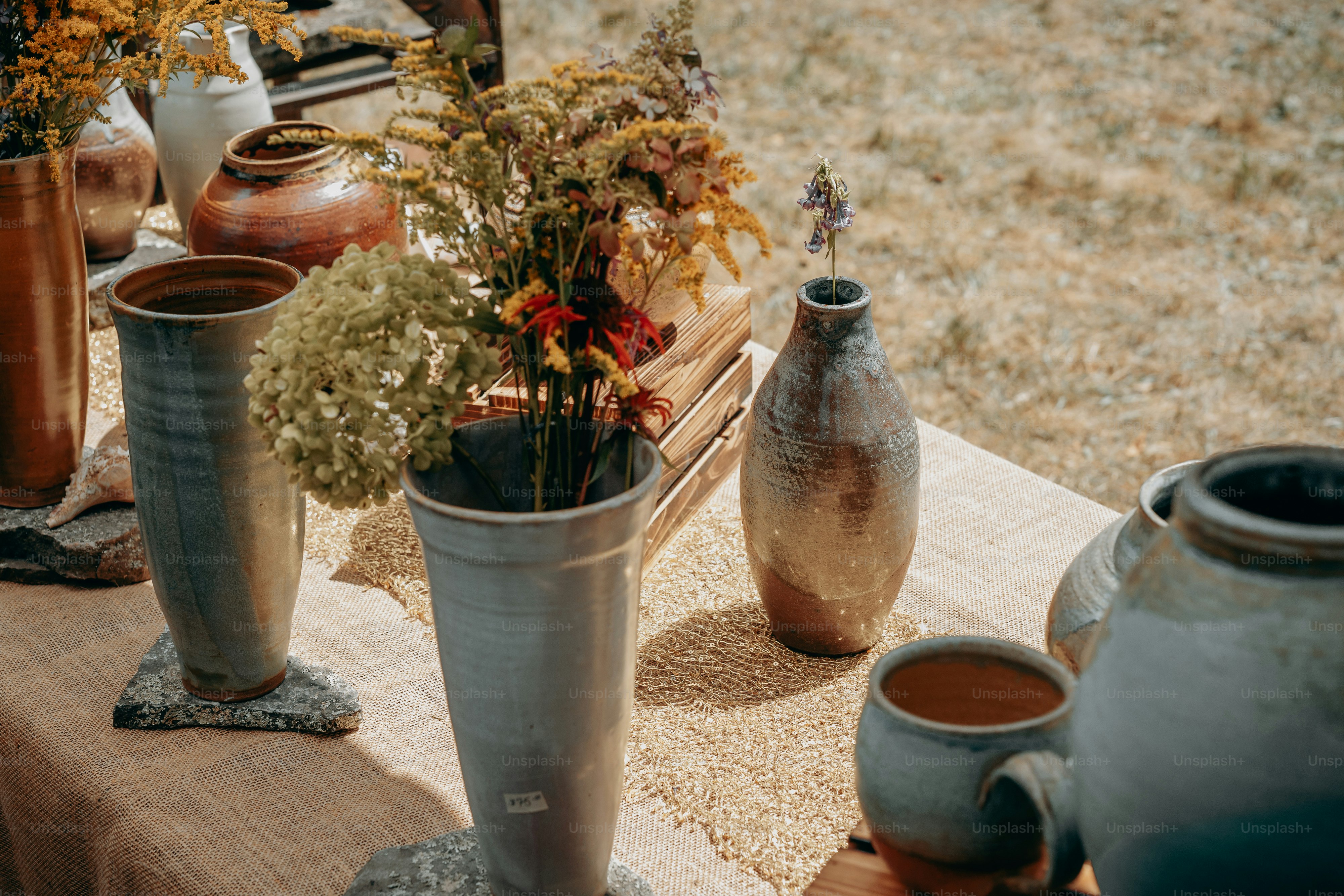 un gruppo di vasi seduti in cima a un tavolo