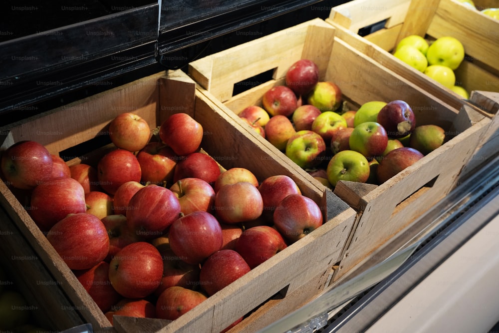 zwei Holzkisten gefüllt mit Äpfeln nebeneinander