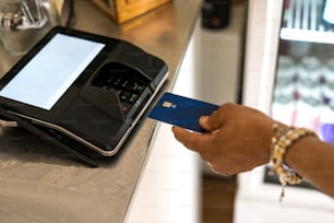 une personne tenant une carte de crédit à la main