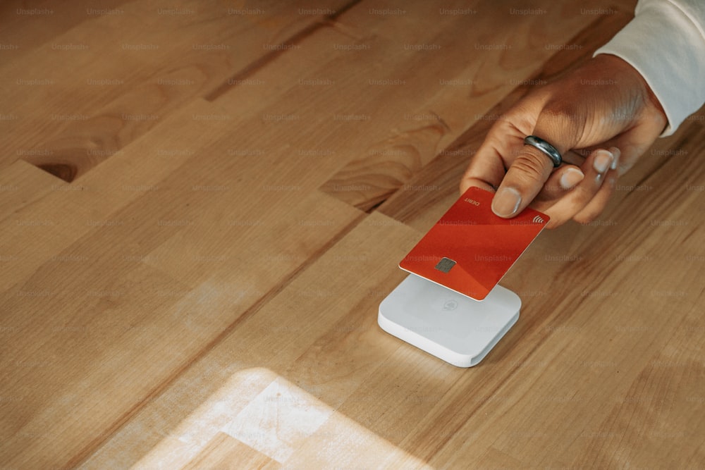 une personne tenant un carton rouge dans sa main