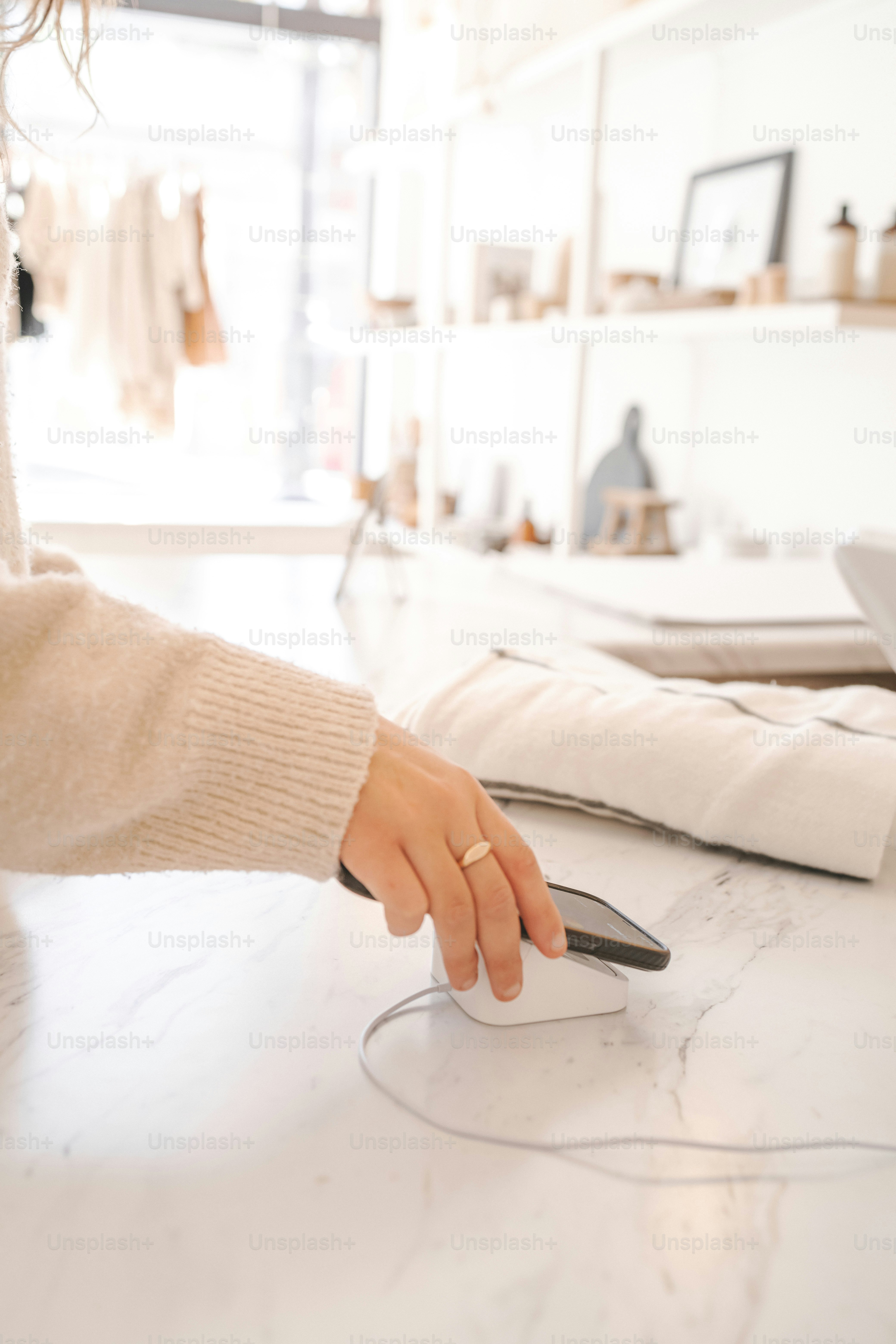 uma mulher está usando um mouse de computador em um contador