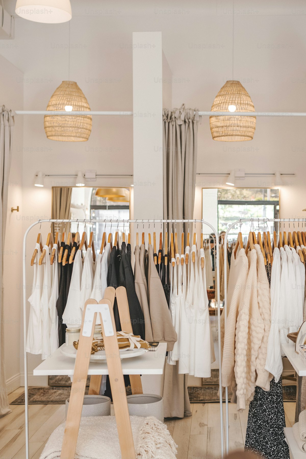 Modegeschäft mit sauber sortierten Kleiderrängen in Wien