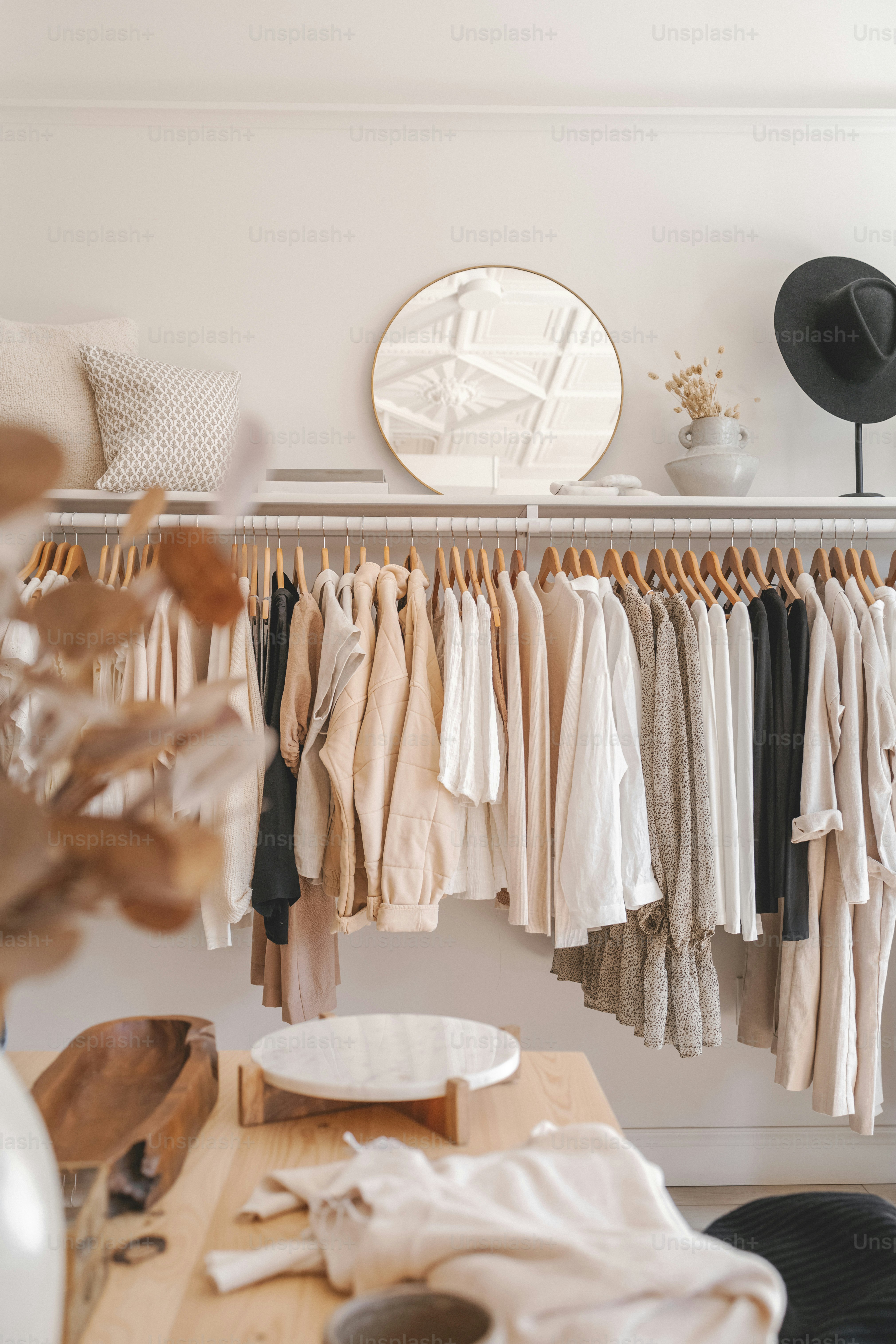 un estante de ropa y un espejo en una habitación