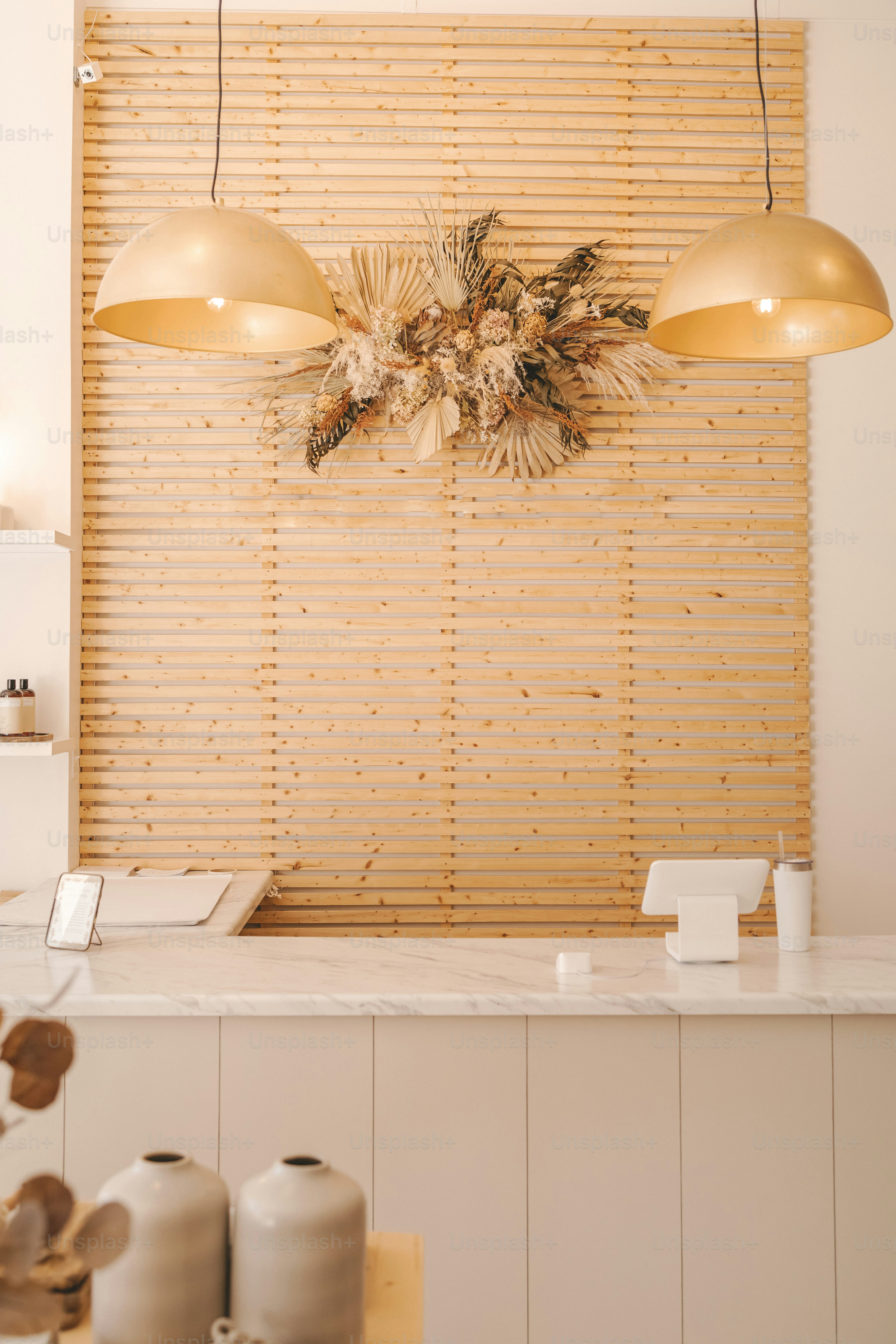 una cucina con un bancone e due luci sopra di esso