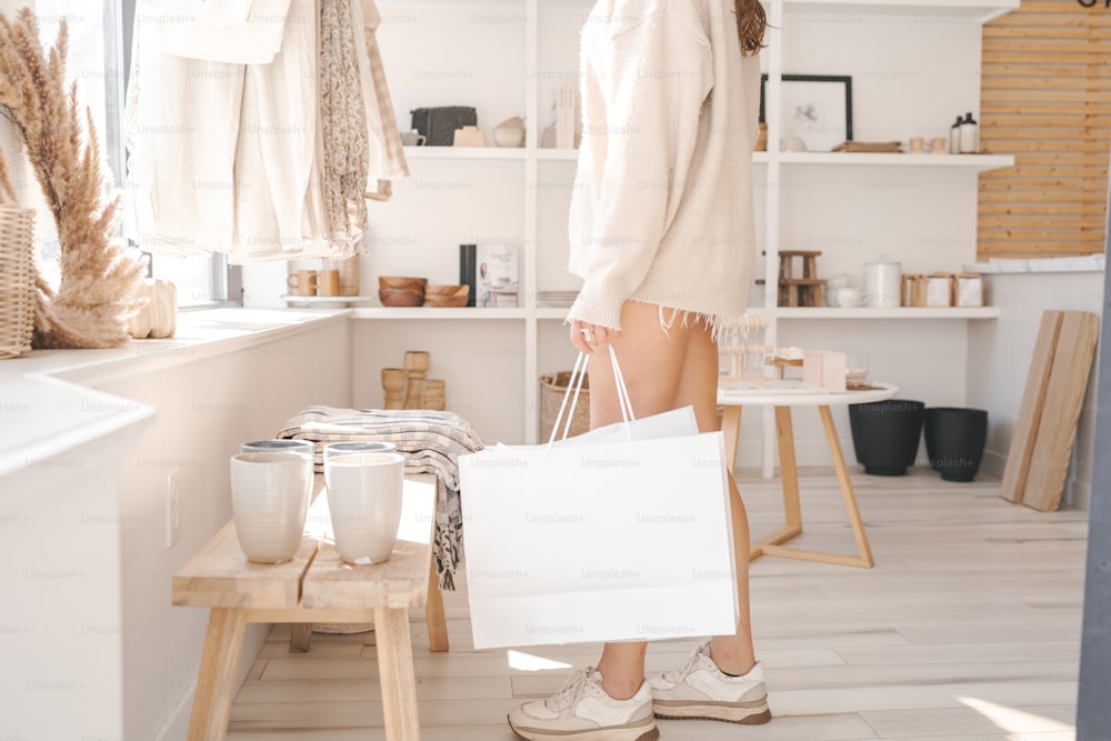 Una mujer sosteniendo una bolsa de compras en una tienda