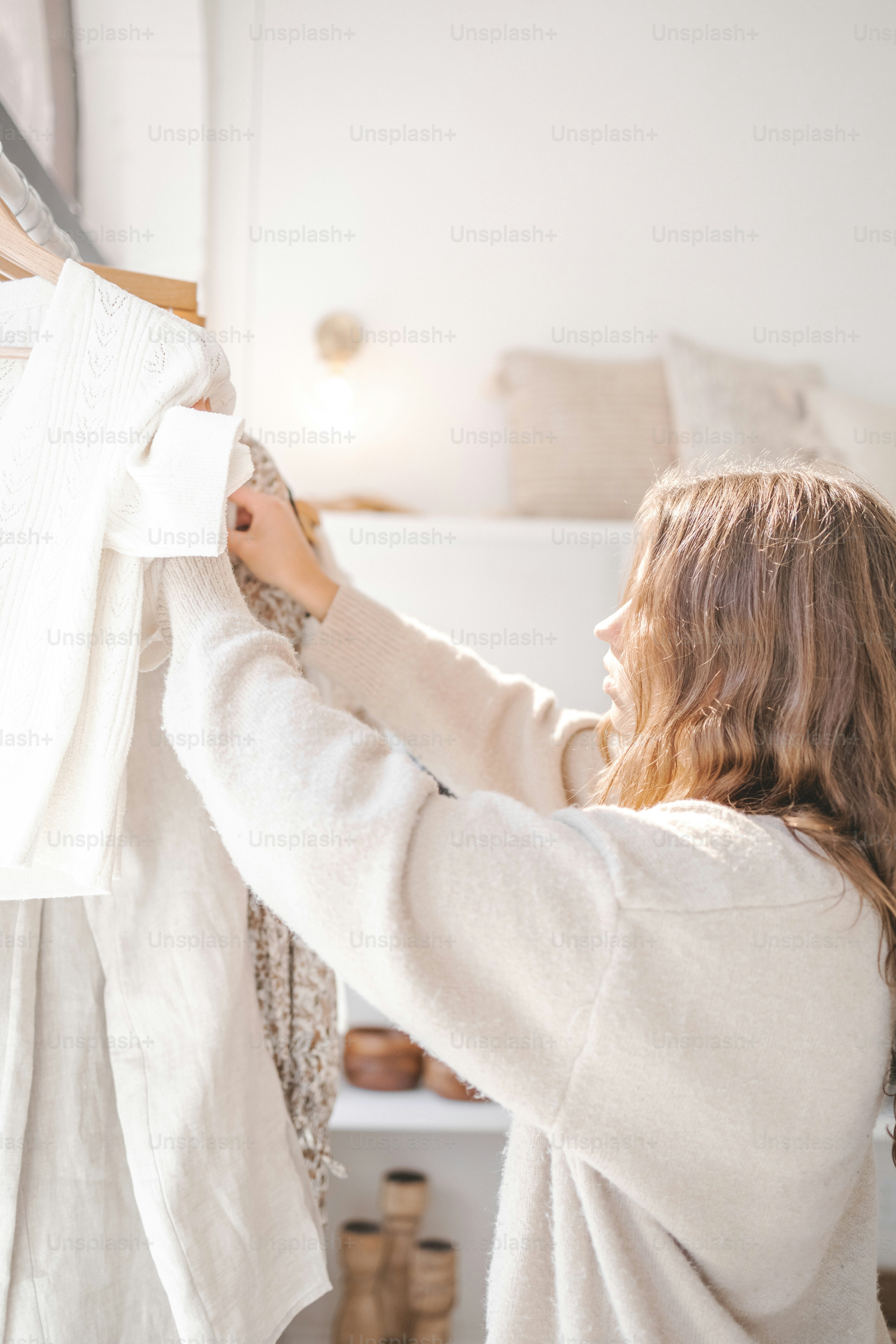 Una mujer se está probando un suéter blanco