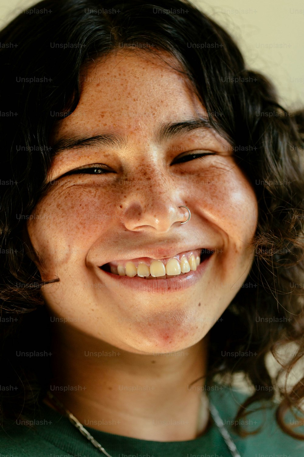 Un primer plano de una persona con cabello pecoso