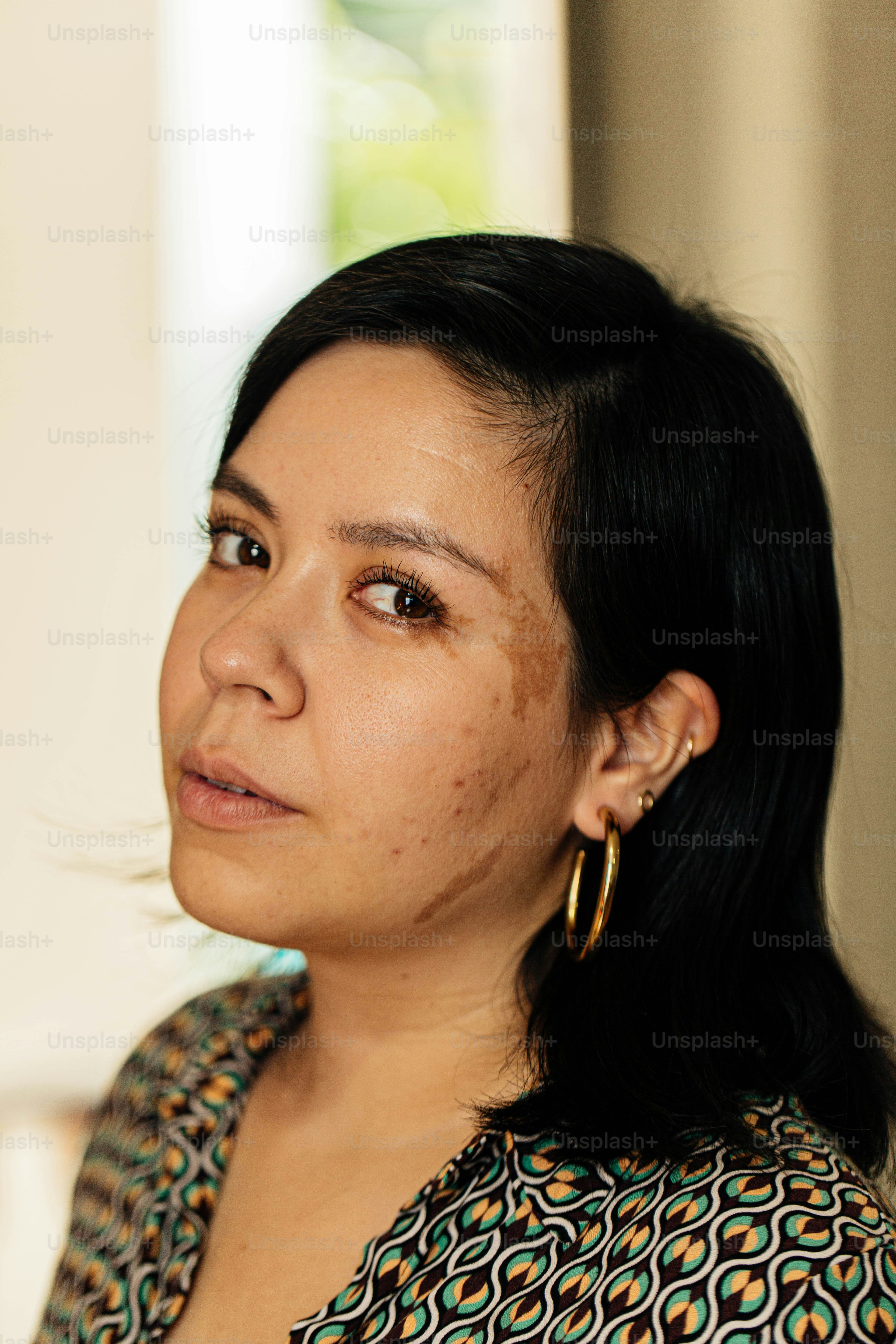 close-up seseorang dengan ponsel