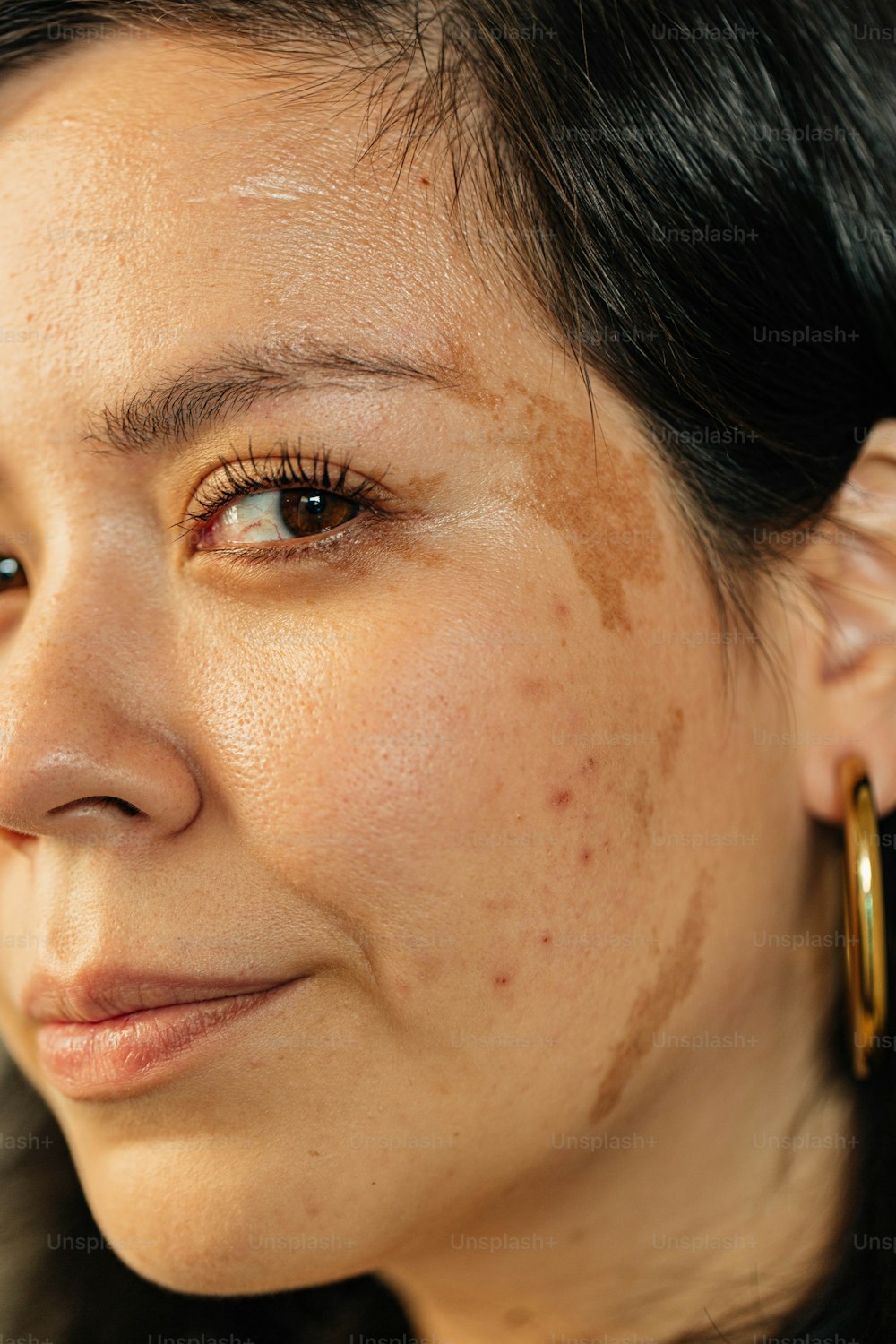 Eine Nahaufnahme einer Frau mit Sommersprossen im Gesicht