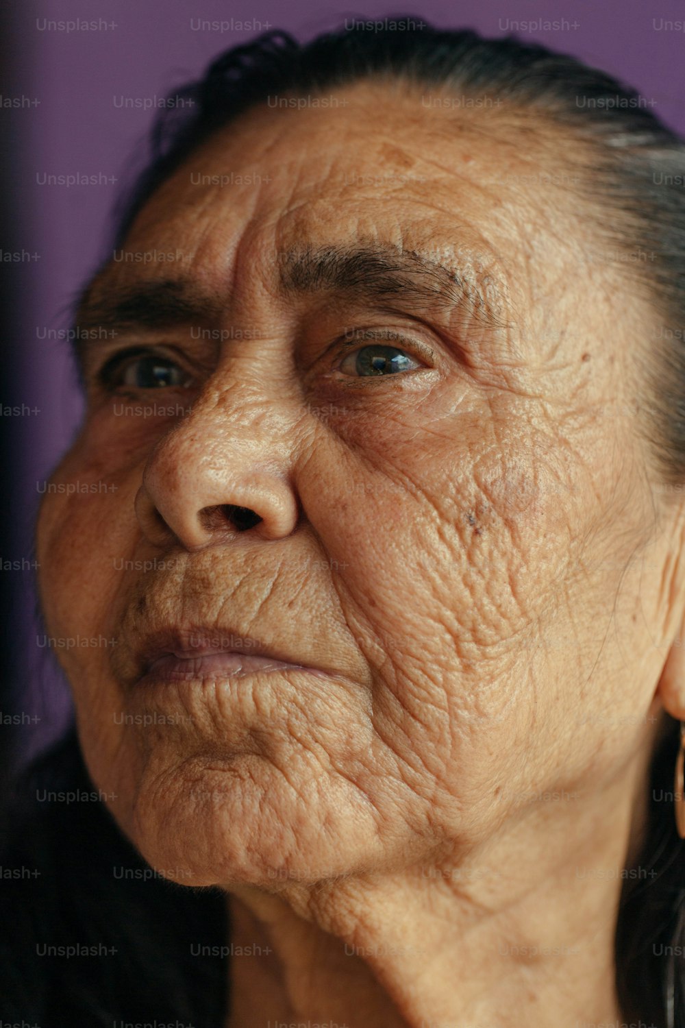 Eine alte Frau mit Falten im Gesicht