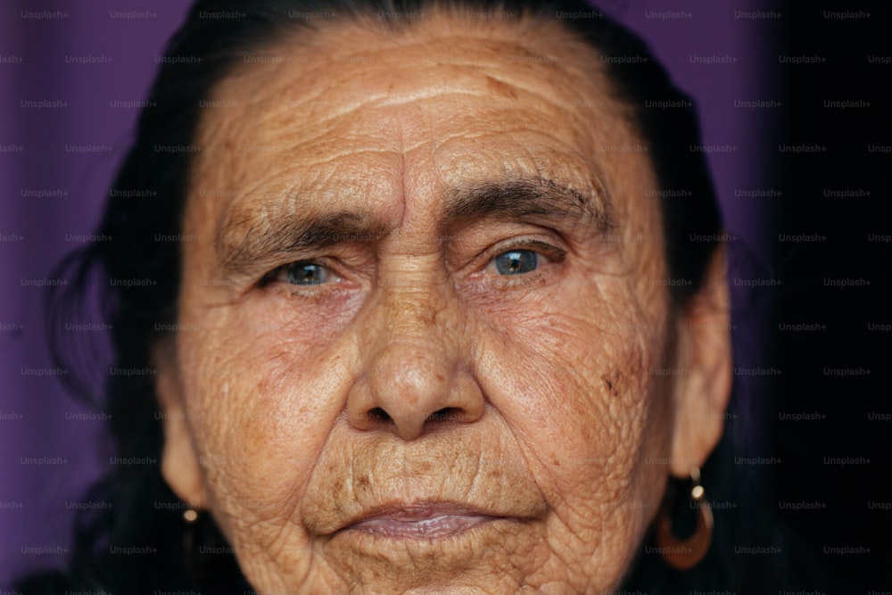 um close up do rosto de uma mulher com rugas