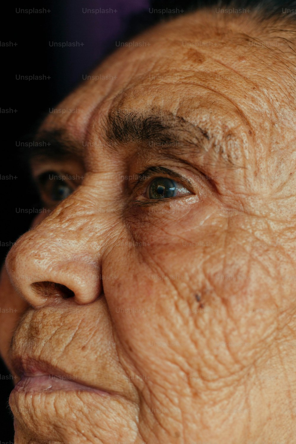 Un primer plano de la cara de una mujer con arrugas