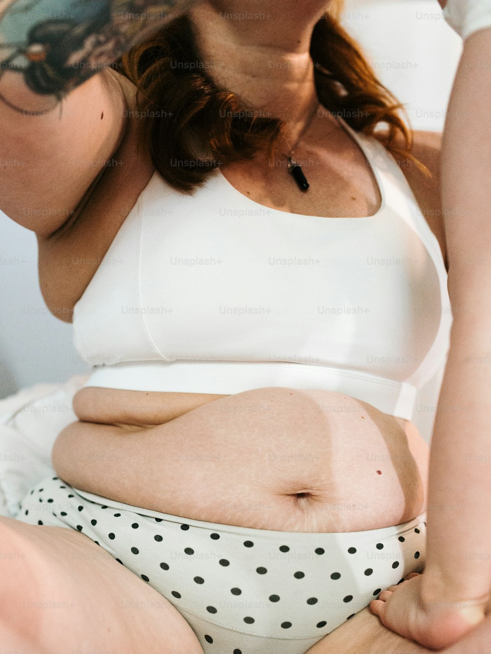 Una mujer con un top blanco y bragas de lunares