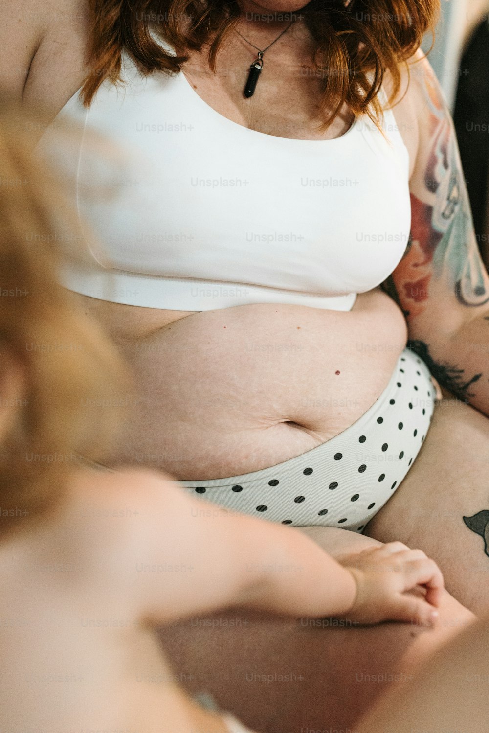 una mujer embarazada con tatuajes en el estómago