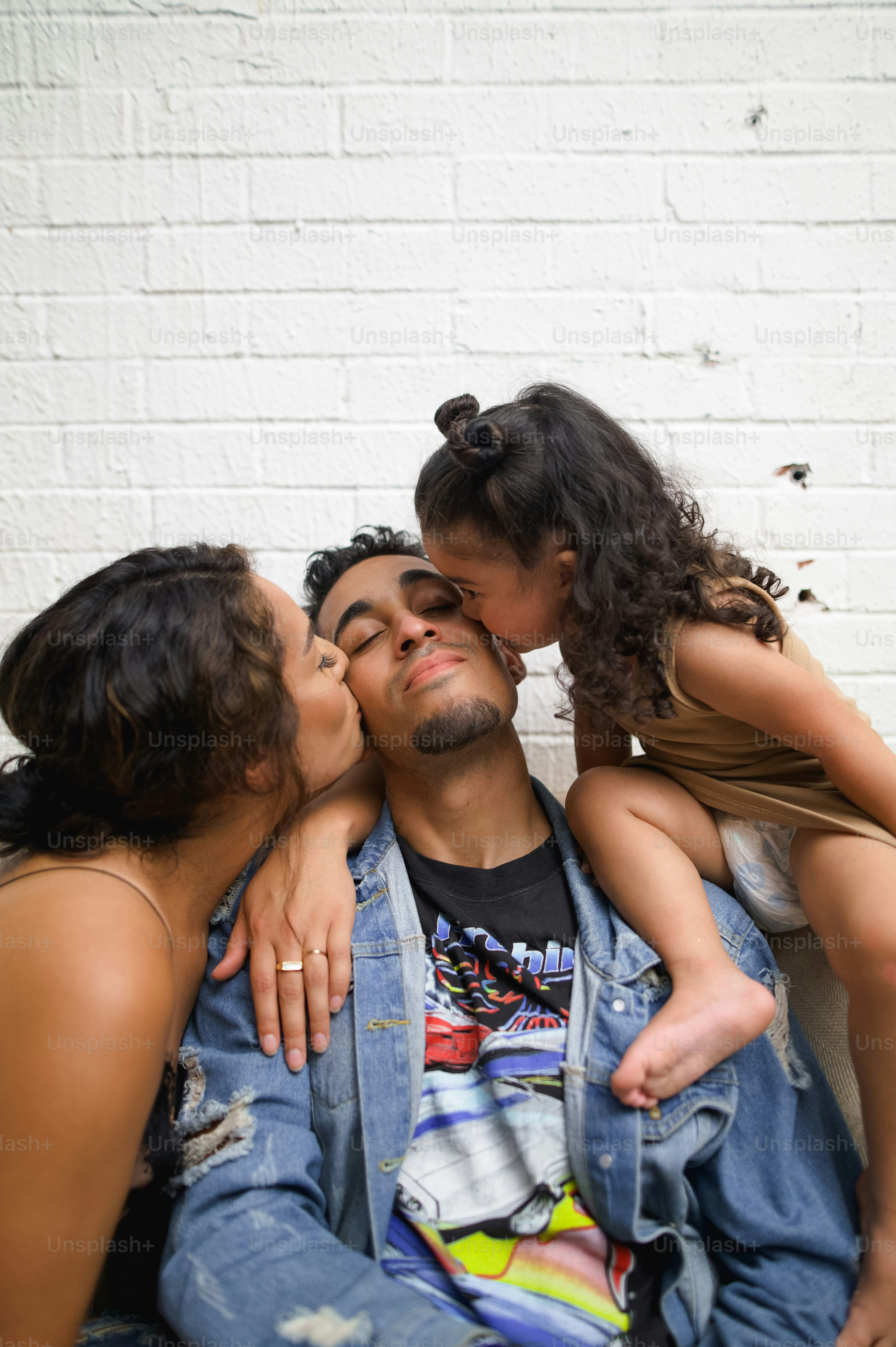 Un couple de personnes qui s’embrassent photo Embrasser Photo sur Unsplash