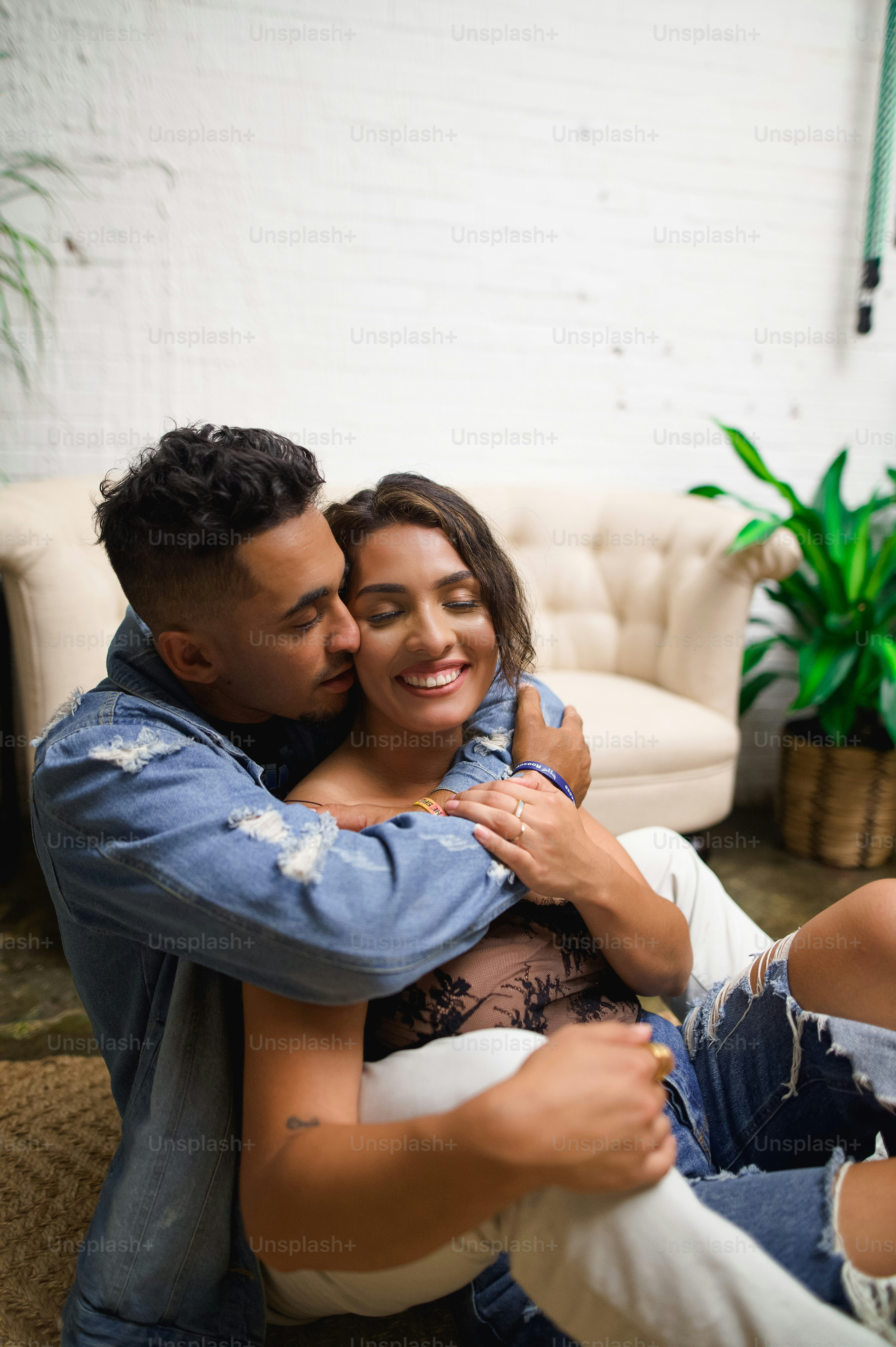 A man and woman sitting on a couch hugging photo – Man Image on Unsplash