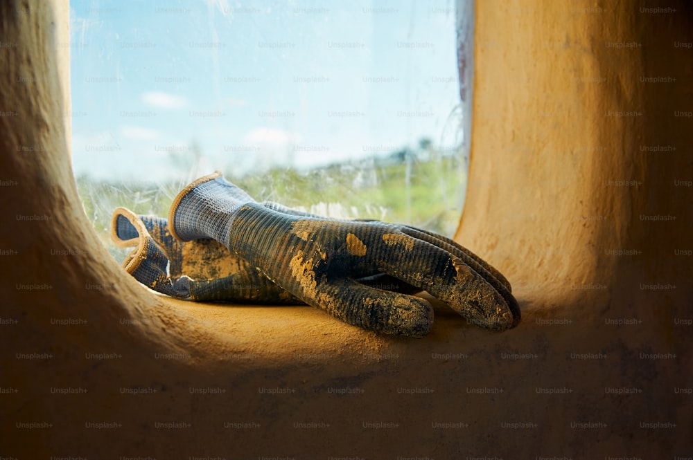 un animal en peluche couché sur le rebord d’une fenêtre