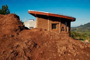 uma casa construída em cima de uma pilha de terra