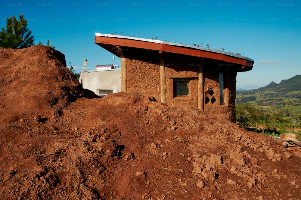 Une maison construite au sommet d’un tas de terre